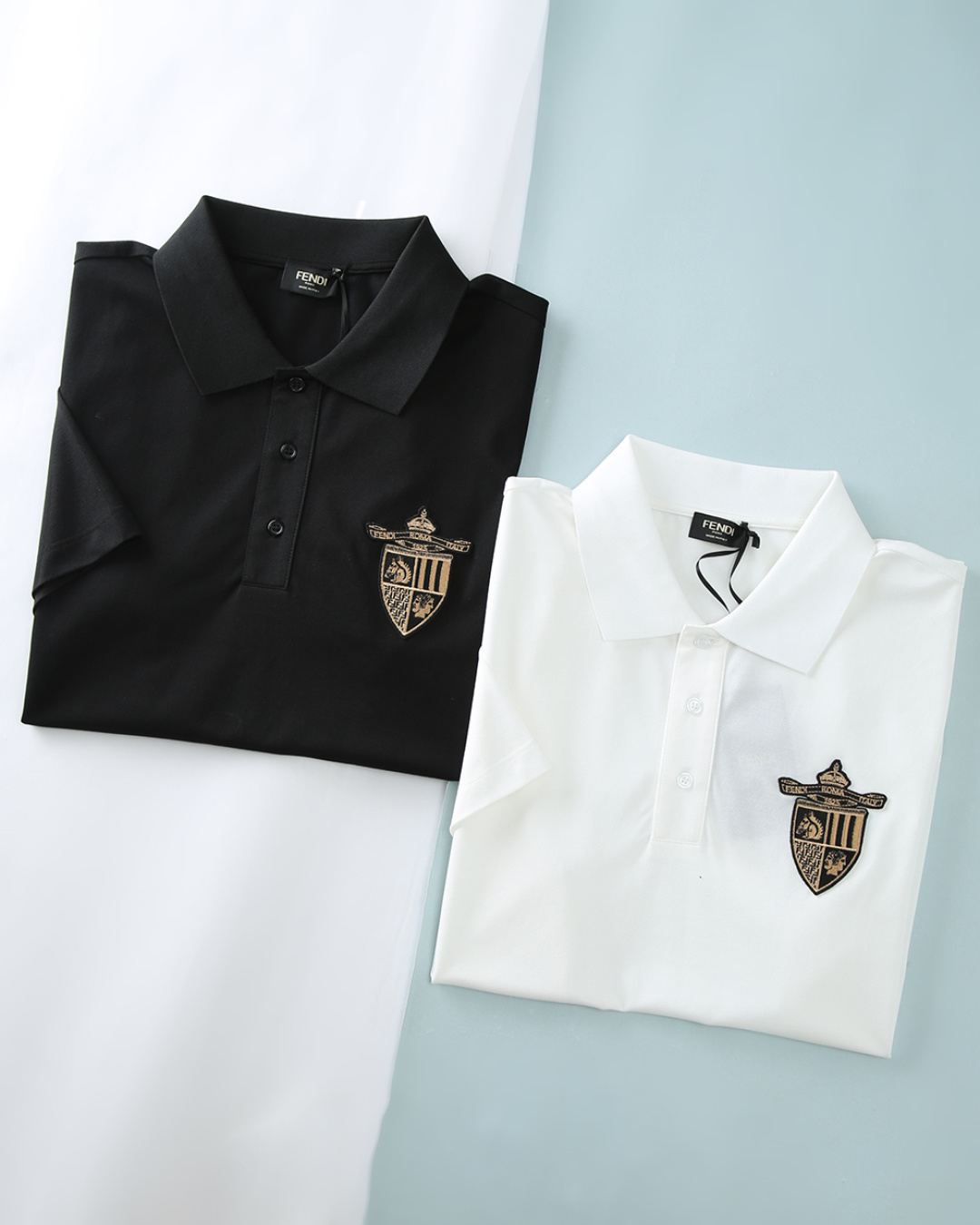 NO:929425,Fen*di 26SS new spring and summer high count mercerized mesh piqué cotton lapel short Tee, men's chest Club badge embroidered badge logo business casual short-sleeved T-shirt!  Trading company channels are scarce, and GW is on sale simultaneously!  FD's new badge short-sleeve is a high-end clothing that combines luxury, comfort and sports style. Every detail of it reveals extraordinary taste and exquisite craftsmanship!  The imported 60-count double-strand mercerized pique cotton fabric not only feels silky and skin-friendly, making people feel like the spring breeze, but also has excellent breathability and moisture absorption properties, keeping the body dry and comfortable even in the hot summer!  The FD Club badge embroidered by thousands of needles on the BEHRINGER embroidery machine shines brightly on the chest of the collar. Every stitch and every thread embodies the hard work and wisdom of the craftsman, fully displaying the nobility and glory of the brand!  It is embellished with a small woven label on the side of the hem, and the details hide the brand recognition!  The hem positions are hand-sewn by manual positioning, which can ensure the accuracy of position and spacing. The hand-stitching process can better reflect the craftsman's exquisite skills and control of details!  The basic regular straight cut and the tough and handsome Polo lapels give people a sense of smartness. The short-sleeved polo is a must-have for the upper body every summer. It is basically versatile and easy to wear!  Item No. 7713 Size 48/M-56/3XL 48 Shoulder width 43 Bust 100 Dress length 70 Sleeve length 23 50 Shoulder width 45 Bust 104 Dress length 71 Sleeve length 24 52 Shoulder width 47 Bust 108 Dress length 72 Sleeve length 24 54 Shoulder width 49 Bust 112 Dress length 73 Sleeve length 25 56  Shoulder width 51, bust 116, length 74, sleeve length 25, fendi, dior, T-shirt, tees, t-shirt,19860909Fen*迪 26SS春夏新款高支丝光网眼珠地棉翻领短Tee,男士胸前Club徽章刺绣徽章标识商务休闲短袖T恤衫！贸易公司渠道稀出,同步GW发售！FD家新款徽章短袖,一款集奢华、舒适与运动风格于一身的高端服饰,其每一处细节都透露着不凡的品味与精湛的工艺！ 选用客供进口60支双股丝光珠地棉质面料,不仅触感丝滑亲肤,让人仿佛感受到了春日微风的轻拂,更具备了出色的透气吸湿性能,即便是炎炎夏日,也能保持身体的干爽舒适！衣领胸前通过百灵达绣花机万针刺绣而成的FD Club徽章熠熠生辉,每一针每一线都凝聚着匠人的心血与智慧,将品牌的尊贵与荣耀展现得淋漓尽致！搭配下摆侧边织唛小标点缀,细节暗藏品牌辨识度！下摆位置均由人工定位手缝而成,可以确保位置和间距的准确率,手缝工艺更能体现匠人的精湛技艺和对细节的把控！基础常规的直筒版型剪裁,硬朗帅气的Polo翻领,给人一种干练的感觉,每年夏季都要上身的短袖polo,基础百搭不挑人！货号7713 尺码48/M-56/3XL 48 肩宽43胸围100衣长70袖长23 50 肩宽45胸围104衣长71袖长24 52 肩宽47胸围108衣长72袖长24 54 肩宽49胸围112衣长73袖长25 56 肩宽51胸围116衣长74袖长25,,fendi,dior,T-shirt,tees，t-shirt,,Men's clothing