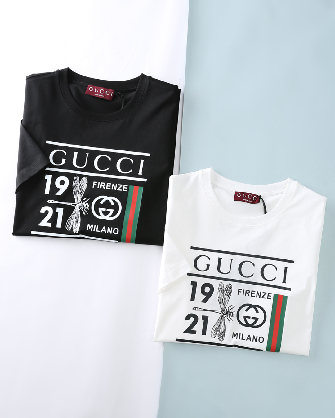NO:914506,GuI Gu* 26SS spring and summer new high-count mercerized cotton round-neck short-sleeved T-shirt, men's fashion dragonfly webbing printed logo casual round-neck short-sleeved T-shirt!  Trading company channels are scarce, and GW is on sale simultaneously!  G Home has retro Italian aesthetics, classic red and green webbing + hand-painted dragonfly retro prints, light luxury and versatile commuting and casual short sleeves. The imported high-count and high-density 80-count double-strand mercerized cotton fabric is selected and supplied by customers. It has a soft and delicate texture and can be rolled over ordinary fabrics on the market. It has good moisture absorption and breathability, and is close to the skin for an extremely comfortable wearing experience!  Square frame layout design on the front panel of the garment, brand capital English, 1921 year, FIRENZE (Florence), MILANO (Milan) regional words, with hand-drawn sketch dragonfly, double G  The logo is embellished with the brand's iconic red and green webbing on the side. It is printed with high-elastic environmentally friendly hot glue. It has strong adhesion and will not crack or peel off after long-term washing. It restores the texture of retro American printing. It is cut in a basic fit that fits the human body curves, modifies the body shape, and shows natural beauty. It can be easily controlled whether worn alone or as an inner layer, showing a fashionable and casual style. Item No. 4514 Size 48/M-56/3XL 48  Shoulder width 43 Bust 100 Clothing length 69 Sleeve length 21 50 Shoulder width 45 Bust 105 Clothing length 70 Sleeve length 22 52 Shoulder width 47 Bust 110 Clothing length 71 Sleeve length 23 54 Shoulder width 49 Bust 115 Clothing length 72 Sleeve length 24 56 Shoulder width 51 Bust 120 Clothing length 74 Sleeve length 25,,gucci,T-shirt,tees,t-shirt,19860909GuI 古* 26SS春夏新款高支丝光棉圆领短Tee,男士时尚蜻蜓织带印花标识休闲圆领短袖T恤衫！贸易公司渠道稀出,同步GW发售！G家 复古意式美学,经典红绿织带+手绘蜻蜓复古印花,轻奢百搭通勤休闲短袖. 甄选客供进口高支高密80支双股丝光棉面料,软糯细腻的出色质感,可随意碾压市面普通面料,吸湿透气性佳,贴肤带来极致舒适的穿着体验！衣身前幅方框排版设计,品牌大写英文、1921 年份、FIRENZE（佛罗伦萨）、MILANO（米兰）地域字样,搭配手绘素描蜻蜓、双 G 标识,侧边点缀品牌标志性红绿织带,采用高弹环保热胶印花,附着力强,久洗不开裂、不掉胶,还原复古美式印刷质感.基础合身版型裁剪,贴合人体曲线,修饰身形,展现出自然的美感.无论是单穿还是内搭,都能轻松驾驭,展现出时尚与随性的风格.货号4514 尺码48/M-56/3XL 48 肩宽43胸围100衣长69袖长21 50 肩宽45胸围105衣长70袖长22 52 肩宽47胸围110衣长71袖长23 54 肩宽49胸围115衣长72袖长24 56 肩宽51胸围120衣长74袖长25,,gucci,T-shirt,tees，t-shirt,,Men's clothing
