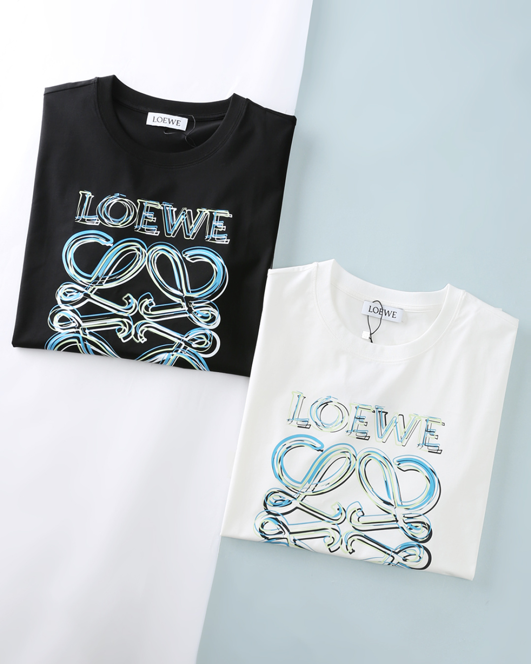 NO:914516,LOE Luo Yi* 26SS new summer high count mercerized cotton basic round neck short Tee, men's contrast color sketch Anagram logo fashion casual short-sleeved T-shirt!  Trading company channels are scarce, and GW is on sale simultaneously!  Inheriting LW art design aesthetics, multi-layer contrasting color sketch graffiti Anagram printing, simple regular version, versatile short sleeves for commuting and leisure. Imported high-count and high-density 80-count double-strand mercerized cotton fabric is selected and supplied by customers. It has a soft and delicate texture and can be rolled over ordinary fabrics on the market. It has good moisture absorption and breathability, and is close to the skin for an extremely comfortable wearing experience!  The brand letters on the top of the front panel + the classic Anagram wrapping logo on the bottom are printed with hand-drawn sketches and multi-layered contrasting water slurry, with overlapping lines of blue, light green and black outlined in three colors, imitating pencil graffiti misplaced strokes, and a prominent artistic atmosphere; the ink is light and soft, without heavy glue surface, and will not crack or lose starch after long-term washing. The round neck with fine and high elasticity ribs, and the collar is reinforced with double-needle binding, making it less likely to collapse or curl after long-term wear!  The basic slightly fitting round-neck cut can be matched with any outfit in your wardrobe, whether worn alone or as an inner layer, showing your fashion attitude. Item No. 5304 Size 48/M-56/3XL 48 Shoulder width 43 Bust 100 Clothes length 69 Sleeve length 21 50 Shoulder width 45 Bust 105 Clothes length 70 Sleeve length 22 52  Shoulder width 47 Bust 110 Clothes length 71 Sleeve length 23 54 Shoulder width 49 Bust 115 Clothes length 72 Sleeve length 24 56 Shoulder width 51 Bust 120 Clothes length 74 Sleeve length 25,,loewe,loewe,T-shirt,tees,t-shirt,19860909LOE 罗意* 26SS夏季新款高支丝光棉布基础圆领短Tee,男士撞色速写Anagram徽标时尚休闲短袖T恤衫！贸易公司渠道稀出,同步GW发售！承袭LW艺术设计美学,多层撞色速写涂鸦 Anagram 印花,简约常规版型,通勤休闲百搭短袖. 甄选客供进口高支高密80支双股丝光棉面料,软糯细腻的出色质感,可随意碾压市面普通面料,吸湿透气性佳,贴肤带来极致舒适的穿着体验！衣身前幅上方品牌字母+下方经典 Anagram缠绕徽标,采用手绘速写多层撞色水浆印花,蓝、浅绿、黑三色叠线勾勒,仿铅笔涂鸦错位笔触,艺术氛围感突出；油墨轻薄软糯,无厚重胶面,久洗不开裂、不掉浆.细密高弹罗纹圆领,领圈双针捆边加固,久穿不易塌领、卷边！基础微合身的圆领版型裁剪,能够随心所欲地搭配您衣橱里的任何着装,无论是单穿还是内搭,都能展现出您的时尚态度.货号5304 尺码48/M-56/3XL 48 肩宽43胸围100衣长69袖长21 50 肩宽45胸围105衣长70袖长22 52 肩宽47胸围110衣长71袖长23 54 肩宽49胸围115衣长72袖长24 56 肩宽51胸围120衣长74袖长25,,loewe,loewe,T-shirt,tees，t-shirt,,Men's clothing