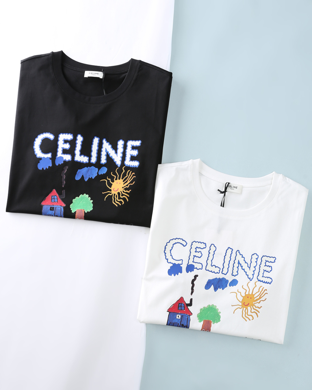 NO:914513,Cel*Lin 26SS new spring and summer high count mercerized cotton round neck short Tee, men's French retro childlike hand-painted cabin sun print logo fashion casual cotton short-sleeved T-shirt!  Trading company channels are scarce, and GW is on sale simultaneously!  French casual retro tones, children's hand-painted pastoral prints, casual and lazy, versatile short-sleeves for both men and women in daily life. The imported high-count and high-density 80-count double-strand mercerized cotton fabric is selected and supplied by customers. It has a soft and delicate texture and can be rolled over ordinary fabrics on the market. It has good moisture absorption and breathability, and is close to the skin for an extremely comfortable wearing experience!  The front of the garment adopts the style of children's hand-painted crayons, with wavy letters, matched with pastoral elements such as cabins, green trees, smiling suns, and fences. The colors are soft and contrasting. The environmentally friendly water slurry offset printing process is used to imitate the texture of hand-painted brush strokes. The printing is soft and waxy without a hard glue feel, and will not last long after washing.  It cracks, does not shed, and restores the texture of casual graffiti. The round neck is made of fine elastic threads, and the collar is reinforced with double-needle binding. It is not easy to collapse the collar and hem after long-term wear. The basic and well-fitting round neck cut, and the basic black and white color combination, match it casually and naturally, and look good no matter how you wear it!  Item No. 51203 Size 48/M-56/3XL 48 Shoulder width 43 Bust 100 Dress length 69 Sleeve length 21 50 Shoulder width 45 Bust 105 Dress length 70 Sleeve length 22 52 Shoulder width 47 Bust 110 Dress length 71 Sleeve length 23 54 Shoulder width 49 Bust 115 Dress length 72 Sleeve length 24 56  Shoulder width 51, bust 120, length 74, sleeve length 25, T-shirt, tees, t-shirt,19860909Cel *琳 26SS春夏新款高支丝光棉圆领短Tee,男士法式复古童趣手绘小屋太阳印花标识时尚休闲棉质短袖T恤衫！贸易公司渠道稀出,同步GW发售！法式休闲复古调性,孩童手绘风田园印花,随性慵懒,日常百搭男女同款短袖. 甄选客供进口高支高密80支双股丝光棉面料,软糯细腻的出色质感,可随意碾压市面普通面料,吸湿透气性佳,贴肤带来极致舒适的穿着体验！衣身正面采用孩童蜡笔手绘画风,波浪描边字母,搭配小木屋、绿树、笑脸太阳、栅栏田园元素,色彩柔和撞色；采用环保水浆胶印工艺,仿手绘笔触肌理,印花软糯无硬胶感,久洗不开裂、不掉浆,还原随性涂鸦质感.细密弹力螺纹圆领,领圈双针捆边加固,久穿不易塌领卷边.基础款合身的圆领版型剪裁,以及基础黑白配色,搭配起来随性又自然,怎么穿都好看！货号51203 尺码48/M-56/3XL 48 肩宽43胸围100衣长69袖长21 50 肩宽45胸围105衣长70袖长22 52 肩宽47胸围110衣长71袖长23 54 肩宽49胸围115衣长72袖长24 56 肩宽51胸围120衣长74袖长25,,T-shirt,tees，t-shirt,,Men's clothing