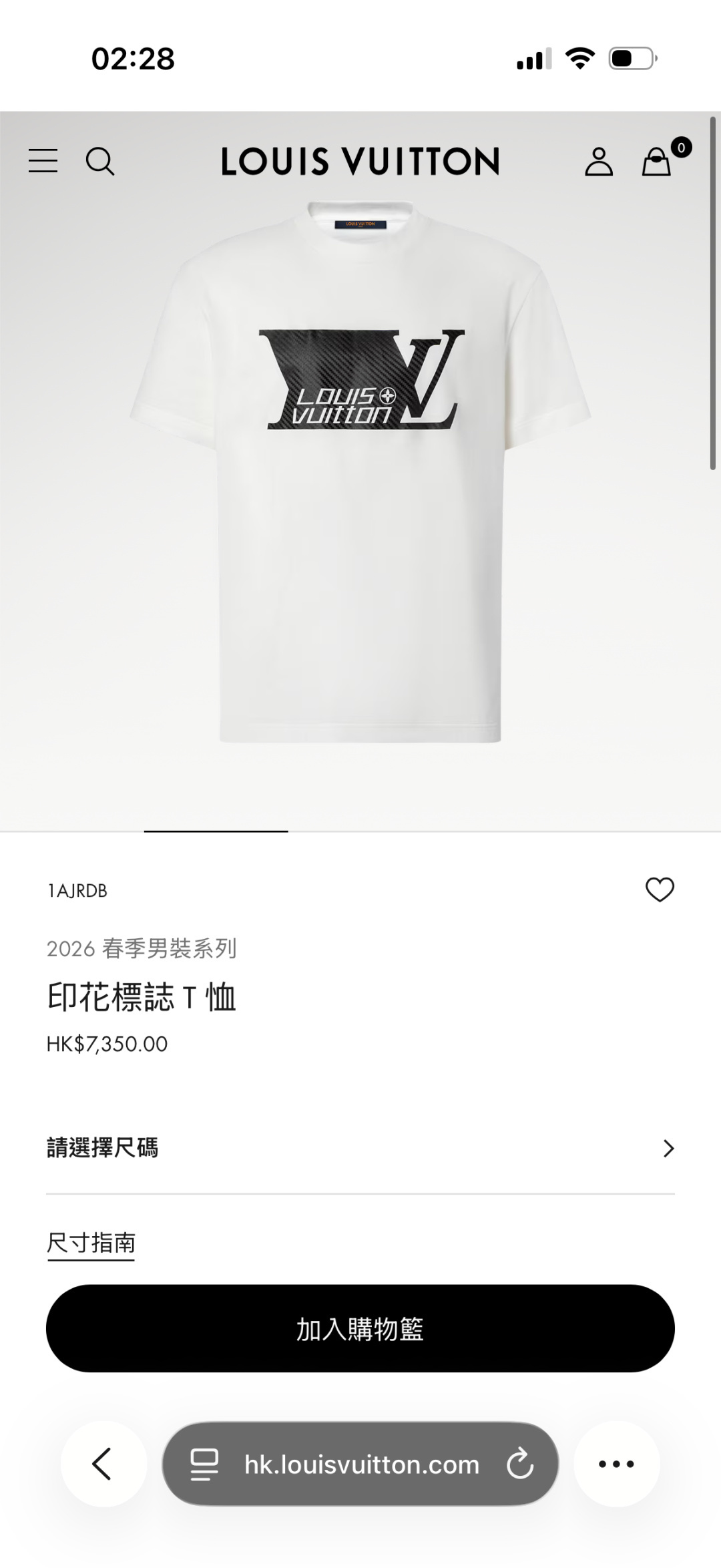 NO:914502,Lou...V Lu*deng 26SS spring and summer new high-count mercerized cotton round-neck short T-shirt, men's carbon fiber texture LV large logo printed logo casual short-sleeved T-shirt!  Trading company channels are scarce, and GW is on sale simultaneously!  Inheriting 1V modern light luxury functional design, three-dimensional carbon fiber texture printing, double logo design on the front and back, versatile men's short-sleeves for business and leisure. The imported high-count and high-density 80-count double-strand mercerized cotton fabric is selected and supplied by customers. It has a soft and delicate texture and can be rolled over ordinary fabrics on the market. It has good moisture absorption and breathability, and is close to the skin for an extremely comfortable wearing experience!  Giant LV deformed logo on the front of the body, hollow brand letters + four-leaf flower logo embedded inside, simple VUITTON on the back  The letters are equipped with four-flower round marks; the printing adopts simulated carbon fiber twill heat transfer technology, replicating the concave and convex texture of carbon fiber weaving, the ink has strong adhesion, will not crack or peel off after long-term washing, and has a hard-core functional texture visually; the black model uses eye-catching orange printing, and the white model is matched with matte black printing, with high-end contrasting colors. Double-layer ribbing  The round neck and short-sleeved design combines classic and fashionable elements to perfectly present the spring and summer style. The basic straight round neck design is available in two colors, simple and elegant, and suitable for a variety of body types. Whether paired with jeans or casual pants, it can easily create a sense of fashion and show the fashionable charm of spring and summer. Item No. 8215  Size 48/M-56/3XL 48 Shoulder width 43 Bust 100 Dress length 69 Sleeve length 21 50 Shoulder width 45 Bust 105 Dress length 70 Sleeve length 22 52 Shoulder width 47 Bust 110 Dress length 71 Sleeve length 23 54 Shoulder width 49 Bust 115 Dress length 72 Sleeve length 24 56  Shoulder width 51, bust 120, length 74, sleeve length 25, Louis Vuitton, jeans, T-shirt, tees, t-shirt,19860909Lou…V 路*登 26SS春夏新款高支丝光棉圆领短Tee,男士碳纤维肌理LV大Logo印花标识休闲短袖T恤衫！贸易公司渠道稀出,同步GW发售！承袭1V现代轻奢机能设计,立体碳纤维纹理印花,前后双标设计,商务休闲百搭男士短袖. 甄选客供进口高支高密80支双股丝光棉面料,软糯细腻的出色质感,可随意碾压市面普通面料,吸湿透气性佳,贴肤带来极致舒适的穿着体验！衣身前幅巨型LV变形标识,内里嵌套镂空品牌字母+四叶花卉标,背面简约 VUITTON 字母配四花圆标；印花采用仿真碳纤维斜纹热转印工艺,复刻碳纤编织凹凸肌理,油墨附着力强,久洗不开裂、不掉皮,视觉自带硬核机能质感；黑底款选用亮眼橘色印花,白款搭配哑光黑印花,撞色高级.双层罗纹圆领与短袖设计,融合经典与时尚元素,完美呈现春夏风尚.基础直筒圆领设计,双色可选,简洁大方,适配多种身材.无论是搭配牛仔裤还是休闲裤,都能轻松营造出时尚潮流感,展现春夏时尚魅力.货号8215 尺码48/M-56/3XL 48 肩宽43胸围100衣长69袖长21 50 肩宽45胸围105衣长70袖长22 52 肩宽47胸围110衣长71袖长23 54 肩宽49胸围115衣长72袖长24 56 肩宽51胸围120衣长74袖长25,,louis vuitton,jeans,T-shirt,tees，t-shirt,,Men's clothing