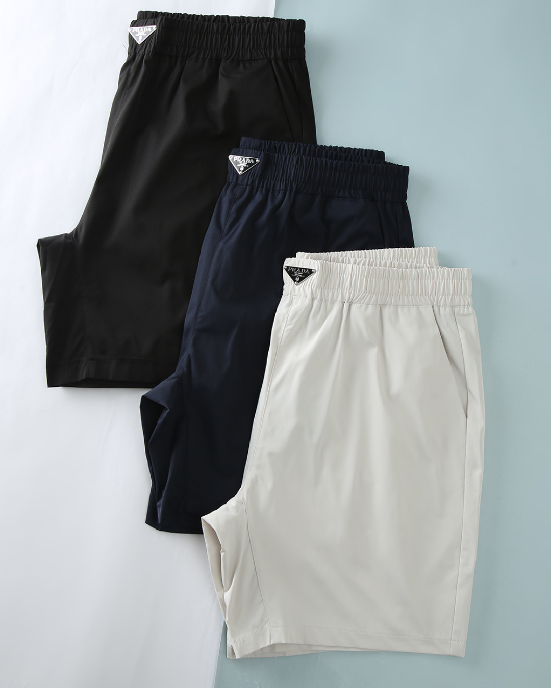 NO:914508,PA*La 26SS new summer thin nylon drawstring shorts, men's waist metal triangle logo badge sports casual shorts!  Trading company channels are scarce, and GW is on sale simultaneously!  In the hot summer, looking for shorts that are both breathable and comfortable with both quality and style has become the pursuit of many people, and these P shorts are the perfect choice to meet your needs!  The specially customized light nylon fabric brings an unparalleled touch to your skin!  This fabric not only has excellent breathability, keeping you cool and comfortable when wearing it in summer, but it can also effectively wick away sweat, keeping you away from the stuffiness. The embellishment of the enamel-coated metal triangle badge on the waistband highlights the brand's iconic elements and exudes unique brand charm. This classic design detail makes it a representative of fashion and taste!  In addition, it also pays attention to the comfort and fit of wearing. The high-elastic elastic waistband has built-in drawstring adjustment, allowing you to freely adjust the waist according to your own needs, improving the comfort and fit of wearing!  Whether you are doing strenuous exercise or leisure activities, it can perfectly fit your body shape and show your confidence and grace!  Item No. 2611 Size 48/M-56/3XL 48 Waist 76-88 Hips 112 straight 28 Pants length 45 50 Waist 80-92 Hips 116 straight 28 Pants length 46 52 Waist 84-96 Hips 120 straight 29 Pants length 47 54 Waist 88-100  Hips 124 straight stop 29 pants length 48 56 waist 92-104 hips 128 straight stop 30 pants length 50,,shorts,19860909PA*拉 26SS夏季新款轻薄尼龙抽绳短裤,男士腰头金属三角标徽章运动休闲短裤！贸易公司渠道稀出,同步GW发售！在炎炎夏日,寻找一款既透气舒适又兼具品质与风格的短裤成为许多人的追求,而这款P家短裤正是满足你需求的不二之选！ 客供特殊定制的轻薄尼龙面料,为你的肌肤带来无与伦比的触感！这款面料不仅具有出色的透气性,让夏季穿着时保持凉爽舒适,而且还能有效地排汗,让你远离闷热感而腰头珐琅涂层金属三角标徽章点缀更是彰显了品牌的标志性元素,散发出独特的品牌魅力,这种经典的设计细节让其成为了时尚与品味的代表！此外它还注重了穿着的舒适性和合体性,高弹力松紧裤腰内置抽绳调节,让你可以根据自己的需求自由调节腰围,提升了穿着的舒适度和贴合度！无论是进行剧烈运动还是休闲活动,都能完美地贴合你的身形,展现出你的自信与风度！货号2611 尺码48/M-56/3XL 48 腰围76-88 臀围112直挡28 裤长45 50 腰围80-92 臀围116直挡28 裤长46 52 腰围84-96 臀围120直挡29 裤长47 54 腰围88-100 臀围124直挡29 裤长48 56 腰围92-104 臀围128直挡30 裤长50,,shorts,,Men's clothing