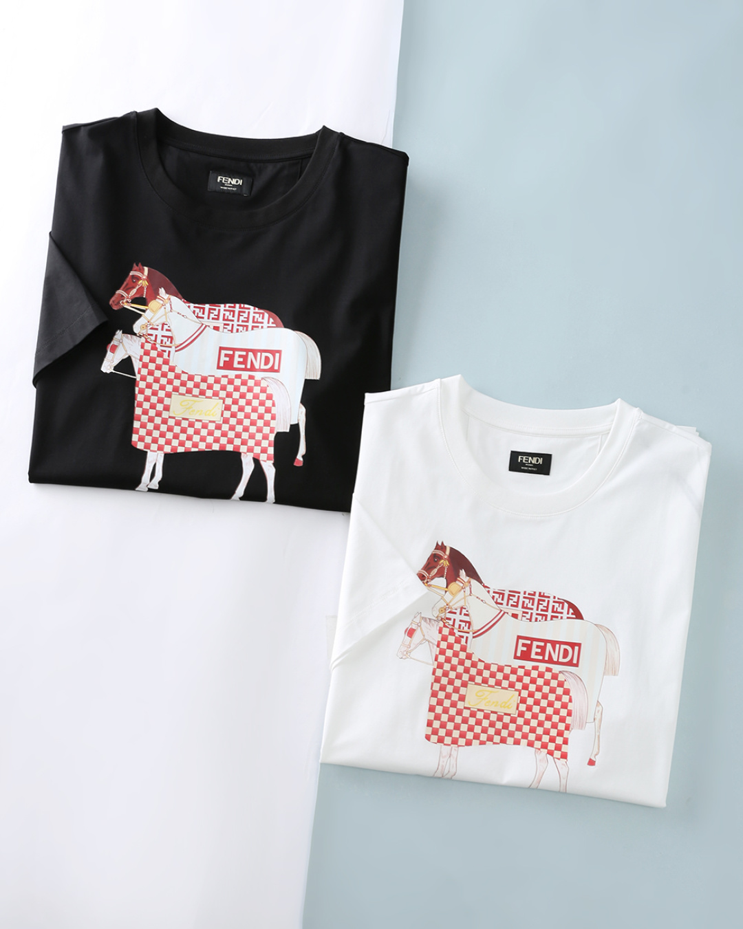 NO:914520,Fen*di 26SS new spring and summer high-count mercerized cotton round-neck short-sleeved T-shirt, men's hand-painted style three-horse printed logo fashion casual round-neck short-sleeved T-shirt!  Trading company channels are scarce, and GW is on sale simultaneously!  The FD Year of the Horse limited T-shirt is undoubtedly a classic that combines high quality and fashion elements. It is highly recommended that everyone must have it!  The imported high-count and high-density 80-count double-strand mercerized cotton fabric is selected and supplied by customers. It has a soft, waxy and delicate texture and can be rolled over ordinary fabrics on the market. It has good moisture absorption and breathability, and is close to the skin for an extremely comfortable wearing experience!  There is a hand-painted three-horse print design on the front of the body. The horse print is the visual focus. The horse is wearing a red and white plaid cape. The classic FF letters are hidden on the cape. The horse body is embellished with the FD logo, which perfectly integrates the zodiac theme with the brand genes. The printing uses environmentally friendly offset printing technology, the pattern is clear and three-dimensional, smooth to the touch, and not easy to crack and fall off!  The hem positions are hand-sewn by manual positioning, which can ensure the accuracy of position and spacing. The hand-stitching process can better reflect the craftsman's exquisite skills and control of details!  The basic and versatile version does not matter the body shape or style, so there is no need to worry about matching. It can easily be used in various scenes such as daily outings and holiday outings, showing a low-key and elegant dressing taste. Item No. 7707 Size 48/M-56/3XL 48 Shoulder width 43 Bust 100 Clothes length 69 Sleeve length 21 50 Shoulder width 45 Bust 105 Clothes length 70 Sleeve length 22 52  Shoulder width 47, bust 110, length 71, sleeve length 23 54, shoulder width 49, bust 115, length 72, sleeve length 24 56, shoulder width 51, bust 120, length 74, sleeve length 25,, fendi, T-shirt, tees, t-shirt,19860909Fen*迪 26SS春夏季新款高支丝光棉圆领短Tee,男士手绘风三匹马印花标识时尚休闲圆领短袖T恤衫！贸易公司渠道稀出,同步GW发售！FD马年限定T恤,无疑是一件融合了高品质与时尚元素的经典之作,强烈推荐各位人手必备！ 甄选客供进口高支高密80支双股丝光棉面料,软糯细腻的出色质感,可随意碾压市面普通面料,吸湿透气性佳,贴肤带来极致舒适的穿着体验！衣身前幅手绘风三匹马印花设计,骏马印花是视觉焦点,骏马身披红白格纹披风,披风上暗藏FF经典字母,马身点缀FD标识,将生肖主题与品牌基因完美融合；印花采用环保胶印工艺,图案清晰立体、触感平滑,不易开裂脱落！下摆位置均由人工定位手缝而成,可以确保位置和间距的准确率,手缝工艺更能体现匠人的精湛技艺和对细节的把控！基础百搭版型不挑身形与风格,无需费心搭配,轻松驾驭日常出街、假日游玩等多元场景,尽显低调显贵的穿搭品味.货号7707 尺码48/M-56/3XL 48 肩宽43胸围100衣长69袖长21 50 肩宽45胸围105衣长70袖长22 52 肩宽47胸围110衣长71袖长23 54 肩宽49胸围115衣长72袖长24 56 肩宽51胸围120衣长74袖长25,,fendi,T-shirt,tees，t-shirt,,Men's clothing