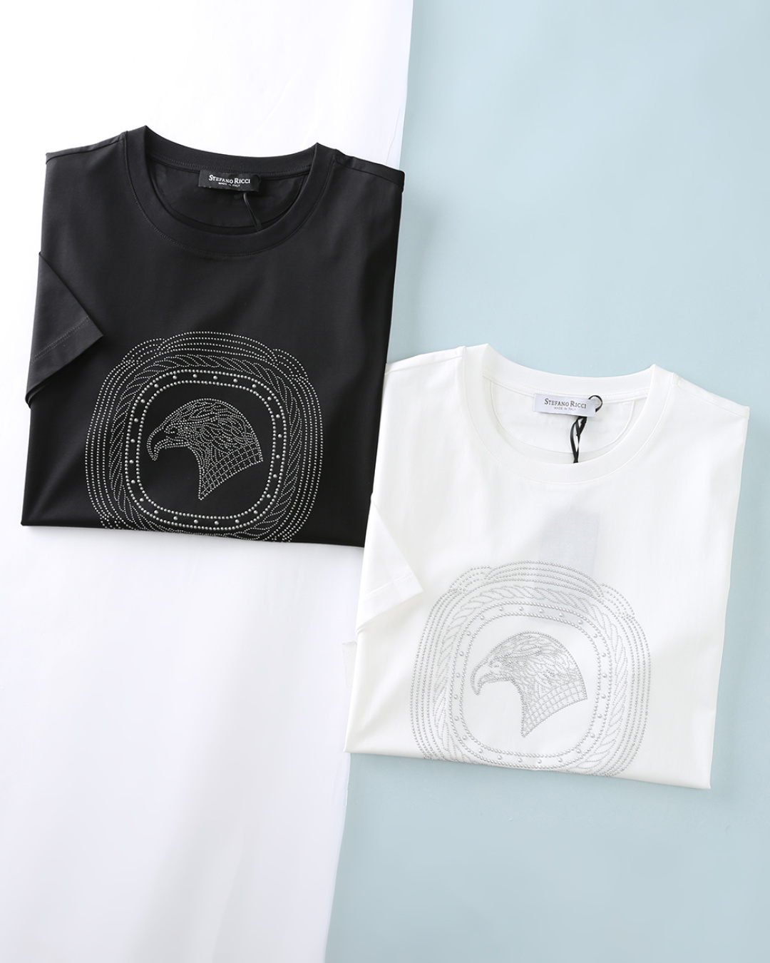 NO:914514,Stefano Ricci (Stephen) 26SS spring and summer new high count double mercerized cotton round neck short Tee, men's classic eagle head pattern rivet dot decoration fashionable casual short-sleeved T-shirt!  Trading company channels are scarce, and GW is on sale simultaneously!  With the brand's iconic eagle head as the core, it interprets the brand's consistent high-end luxury aesthetics. It combines the eagle head symbol with exquisite rivet dot-like craftsmanship to create an everyday T-shirt that is both recognizable and high-end. The imported high-count and high-density 80-count double-strand mercerized cotton fabric is selected and supplied to customers. It has a soft and delicate texture and can be rolled over ordinary fabrics on the market. It has good moisture absorption and breathability, and is close to the skin for an extremely comfortable wearing experience!  The iconic eagle head shape on the front of the body, with the outline of the eagle head and the laurel leaf ring decorated with rivets, is low-key and luxurious, with a high-end luster. The back collar is equipped with the brand's embroidered logo, and the cuffs are embellished with Italian flag embroidery, showing the brand's texture in every detail!  The basic and versatile casual round-neck design makes daily wear more leisurely. Whether you are attending a gathering with friends or engaging in outdoor leisure activities, this T-shirt can be your best partner and make you stand out from the crowd!  Item No. 36705 Size 48/M-56/3XL 48 Shoulder width 43 Bust 100 Dress length 69 Sleeve length 21 50 Shoulder width 45 Bust 105 Dress length 70 Sleeve length 22 52 Shoulder width 47 Bust 110 Dress length 71 Sleeve length 23 54 Shoulder width 49 Bust 115 Dress length 72 Sleeve length 24 56  Shoulder width 51, bust 120, length 74, sleeve length 25, T-shirt, tees, t-shirt,19860909Stefano Ricci（史蒂芬）26SS春夏新款高支双丝光棉圆领短Tee,男士经典鹰头图案铆钉点状装饰时尚休闲短袖T恤衫！贸易公司渠道稀出,同步GW发售！以品牌标志性的鹰头为核心,诠释品牌一贯的高端奢华美学,将鹰头符号与精致铆钉点状工艺结合,打造兼具辨识度与高级感的日常 T 恤. 甄选客供进口高支高密80支双股丝光棉面料,软糯细腻的出色质感,可随意碾压市面普通面料,吸湿透气性佳,贴肤带来极致舒适的穿着体验！衣身前幅标志性的鹰头造型,以铆钉点状排列出鹰头轮廓与月桂叶环饰,低调中透着奢华质感,自带高级光泽感.后领处搭配品牌刺绣标识,袖口点缀意大利国旗刺绣,细节处尽显品牌质感！基础百搭休闲圆领版型设计,更是让日常穿搭变得从容不迫,无论是出席朋友聚会,还是进行户外休闲活动,这款T恤都能成为你的最佳拍档,让你在人群中脱颖而出！货号36705 尺码48/M-56/3XL 48 肩宽43胸围100衣长69袖长21 50 肩宽45胸围105衣长70袖长22 52 肩宽47胸围110衣长71袖长23 54 肩宽49胸围115衣长72袖长24 56 肩宽51胸围120衣长74袖长25,,T-shirt,tees，t-shirt,,Men's clothing