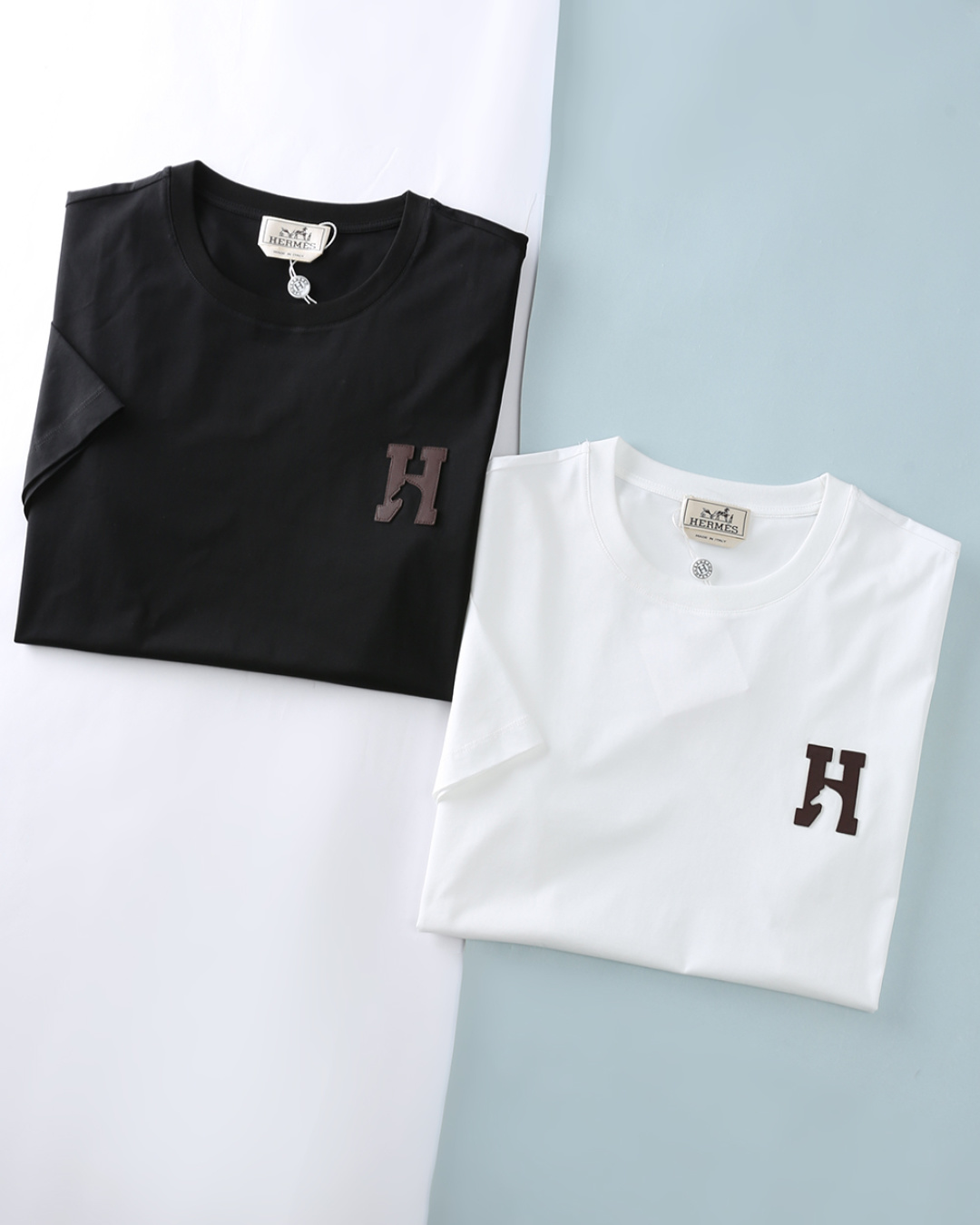 NO:914519,He Emma* 26SS new spring and summer high-count mercerized cotton round-neck short T-shirt, men's 'H' leather decoration on the chest, fashionable and casual pullover short-sleeved T-shirt!  Trading company channels are rare, ahead of GW sales!  The French low-key luxury aesthetic uses the brand's iconic H leather label design to interpret the brand's consistent low-key luxury aesthetics. It combines brand symbols with exquisite craftsmanship to create a daily T-shirt that is both recognizable and high-end. The imported high-count and high-density 80-count double-strand mercerized cotton fabric is selected and supplied by customers. It has a soft, waxy and delicate texture and can be rolled over ordinary fabrics on the market. It has good moisture absorption and breathability, and is next to the skin for an extremely comfortable wearing experience!  The chest of the shirt is decorated with the iconic dark brown first-layer cowhide H-shaped patch. The edges are fixed with precision stitching. The leather texture is delicate and flexible, low-key highlighting the brand recognition, and the texture is high-end and durable. This T-shirt abandons cumbersome design elements and outlines the overall outline with simple and smooth lines. There is no excessive decoration, but it exudes a low-key and luxurious temperament with its exquisite craftsmanship and unique materials!  The classic and versatile version has no wear threshold. Wear it alone with casual pants or shorts to instantly create a casual and stylish daily style!  Item No. 3001 Size 48/M-56/3XL 48 Shoulder width 43 Bust 100 Dress length 69 Sleeve length 21 50 Shoulder width 45 Bust 105 Dress length 70 Sleeve length 22 52 Shoulder width 47 Bust 110 Dress length 71 Sleeve length 23 54 Shoulder width 49 Bust 115 Dress length 72 Sleeve length 24 56  Shoulder width 51, bust 120, length 74, sleeve length 25, hermes, shorts, T-shirt, tees, t-shirt, cowhide,19860909He爱玛* 26SS春夏新款高支丝光棉圆领短Tee,男士胸前“H”皮革装饰时尚休闲套头短袖T恤衫！贸易公司渠道稀出,领先GW发售！法式低调奢品美学,以品牌标志性的 H 皮质贴标设计,诠释品牌一贯的低调奢华美学,将品牌符号与精致工艺结合,打造兼具辨识度与高级感的日常 T 恤. 甄选客供进口高支高密80支双股丝光棉面料,软糯细腻的出色质感,可随意碾压市面普通面料,吸湿透气性佳,贴肤带来极致舒适的穿着体验！衣身胸前饰以标志性深棕色头层牛皮 H 造型贴饰,边缘精密车线固定,皮质肌理细腻柔韧,低调凸显品牌辨识度,质感高级耐看.这款T恤摒弃了繁琐的设计元素,以简洁流畅的线条勾勒出整体的轮廓,没有过多的装饰,却凭借着精湛的工艺和独特的材质,散发出一种低调而奢华的气质！经典百搭版型不设穿搭门槛,搭配休闲裤或短裤单穿,即刻塑造随性有型的日常风范！货号3001 尺码48/M-56/3XL 48 肩宽43胸围100衣长69袖长21 50 肩宽45胸围105衣长70袖长22 52 肩宽47胸围110衣长71袖长23 54 肩宽49胸围115衣长72袖长24 56 肩宽51胸围120衣长74袖长25,,hermes,shorts,T-shirt,tees，t-shirt,cowhide,,Men's clothing
