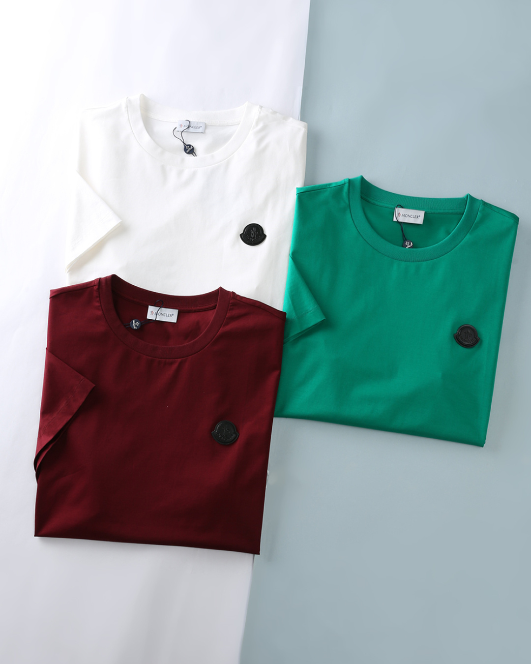 NO:914522,Mon* buckle 26SS new spring and summer high-count mercerized cotton round-neck short-sleeved T-shirt, men's classic logo offset printing logo fashion casual round-neck short-sleeved T-shirt!  Trading company channels are scarce, and GW is on sale simultaneously!  Inheriting the M family's outdoor light luxury aesthetics, the brand leather label on the left chest + flocked letter logo on the cuffs, neat and slim fit, a versatile style that takes into account both comfort and texture. The imported high-count and high-density 80-count double-strand mercerized cotton fabric is selected and supplied by customers. It has a soft, waxy and delicate texture and can be rolled over ordinary fabrics on the market. It has good moisture absorption and breathability, and is next to the skin for an extremely comfortable wearing experience!  The black embossed leather label with the Moncler logo on the chest has neat stitching and the leather label has a delicate texture, highlighting the brand identity in a low-key manner!  The flocked letter logo on the sleeves and arms highlights the brand identity in every detail!  Highly elastic and finely ribbed round neck, double-needle binding lock collar, it is not easy to collapse the collar and hem after long-term wear, and the details highlight the brand craftsmanship!  The well-fitting version can perfectly outline your body lines, without being too tight or loose. It makes your figure look more straight and slender, showing a kind of confidence and calmness!  Item No. 6109 Size 48/M-56/3XL 48 Shoulder width 43 Bust 100 Dress length 69 Sleeve length 21 50 Shoulder width 45 Bust 105 Dress length 70 Sleeve length 22 52 Shoulder width 47 Bust 110 Dress length 71 Sleeve length 23 54 Shoulder width 49 Bust 115 Dress length 72 Sleeve length 24 56  Shoulder width 51, bust 120, length 74, sleeve length 25, T-shirt, tees, t-shirt,19860909Mon*扣 26SS春夏新款高支丝光棉圆领短Tee,男士经典Logo胶印印花标识时尚休闲圆领短袖T恤衫！贸易公司渠道稀出,同步GW发售！承袭M家户外轻奢美学,左胸品牌皮标+袖口植绒字母标识,利落修身剪裁,兼顾舒适与质感的百搭款. 甄选客供进口高支高密80支双股丝光棉面料,软糯细腻的出色质感,可随意碾压市面普通面料,吸湿透气性佳,贴肤带来极致舒适的穿着体验！衣身胸前黑色压纹皮标 Moncler 徽标,车线工整,皮标质感细腻,低调彰显品牌身份！袖臂处植绒字母标识,细节处彰显品牌身份！高弹细密罗纹圆领,双针捆边锁领,久穿不易塌领卷边,细节处彰显品牌工艺！合身的版型能够完美地勾勒出你的身体线条,既不会过于紧绷,也不会显得松垮,它让你的身材看起来更加挺拔、修长,展现出一种自信与从容！货号6109 尺码48/M-56/3XL 48 肩宽43胸围100衣长69袖长21 50 肩宽45胸围105衣长70袖长22 52 肩宽47胸围110衣长71袖长23 54 肩宽49胸围115衣长72袖长24 56 肩宽51胸围120衣长74袖长25,,T-shirt,tees，t-shirt,,Men's clothing