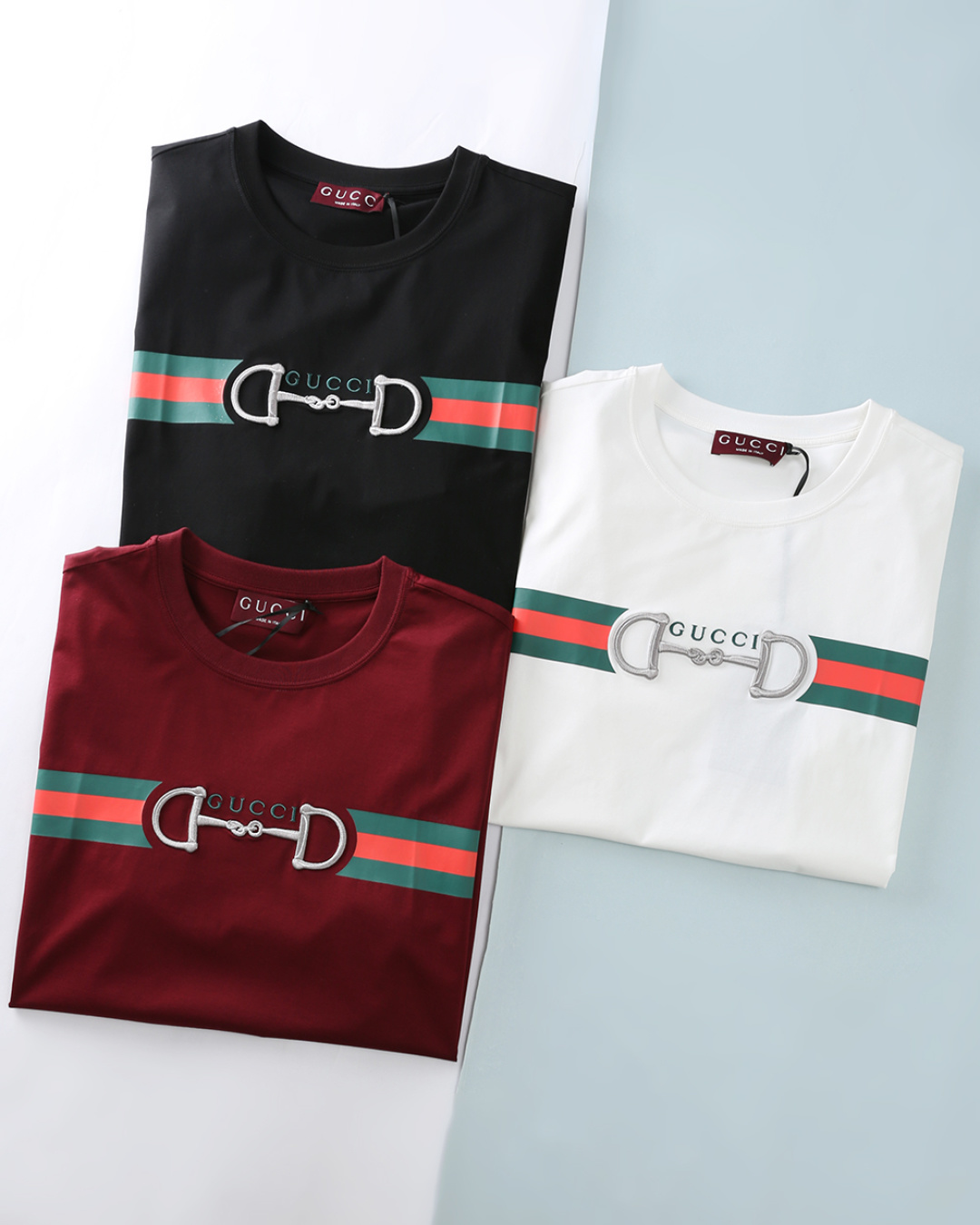 NO:914529,GuI Gu* 26SS spring and summer new high-count mercerized cotton round-neck short-sleeved T-shirt, men's classic horsebit embroidered webbing printed logo fashion casual round-neck short-sleeved T-shirt!  Trading company channels are scarce, and GW is on sale simultaneously!  A trendy item full of youthful vitality, it is fashionable and age-reducing for the upper body in spring and summer. It is the first choice for countless boys and girls for daily commuting!  The imported high-count and high-density 80-count double-strand mercerized cotton fabric is selected and supplied by customers. It has a soft, waxy and delicate texture and can be rolled over ordinary fabrics on the market. It has good moisture absorption and breathability, and is close to the skin for an extremely comfortable wearing experience!  The iconic red and green webbing on the front of the body is made of highly saturated offset printing technology. The color is bright and restores the texture of the brand's retro logo. It has strong adhesion and will not crack after being washed for a long time. The horsebit pattern is embroidered with silver thread three-dimensionally and is matched with the embroidered logo in the middle. The stitching is meticulous and high-quality.  Full sense, low-key to highlight the brand identity. With basic fit and cut, it is suitable for a variety of people. The same design for couples can be easily controlled whether it is daily travel or leisure time, showing your unique taste and fashion attitude. Item No. 4503  Size 48/M-56/3XL 48 Shoulder width 43 Bust 100 Dress length 69 Sleeve length 21 50 Shoulder width 45 Bust 105 Dress length 70 Sleeve length 22 52 Shoulder width 47 Bust 110 Dress length 71 Sleeve length 23 54 Shoulder width 49 Bust 115 Dress length 72 Sleeve length 24 56  Shoulder width 51, bust 120, length 74, sleeve length 25, T-shirt, tees, t-shirt,19860909GuI 古* 26SS春夏新款高支丝光棉圆领短Tee,男士经典马衔扣刺绣织带印花标识时尚休闲圆领短袖T恤衫！贸易公司渠道稀出,同步GW发售！一款充满青春活力的潮流单品,春夏上身减龄时髦,是无数男女生日常通勤的首选！ 甄选客供进口高支高密80支双股丝光棉面料,软糯细腻的出色质感,可随意碾压市面普通面料,吸湿透气性佳,贴肤带来极致舒适的穿着体验！衣身前幅标志性红绿织带采用高饱和胶印工艺,色彩鲜明,还原品牌复古标识质感,附着力强,久洗不开裂,搭配马衔扣图案采用银线立体刺绣,搭配中间字母绣标,针脚缜密,质感饱满,低调彰显品牌身份.搭配基础合身版型裁剪,适合多种人群,情侣同款设计,无论是日常出行还是休闲时光,都能轻松驾驭,展现您的独特品味与时尚态度.货号4503 尺码48/M-56/3XL 48 肩宽43胸围100衣长69袖长21 50 肩宽45胸围105衣长70袖长22 52 肩宽47胸围110衣长71袖长23 54 肩宽49胸围115衣长72袖长24 56 肩宽51胸围120衣长74袖长25,,T-shirt,tees，t-shirt,,Men's clothing