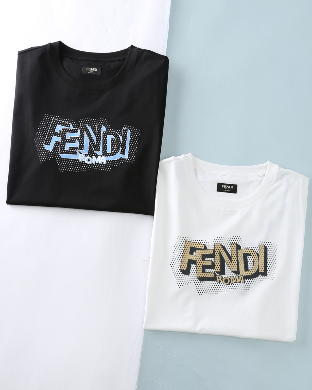 NO:904311,Fen*di 26SS new spring and summer high-count mercerized cotton round-neck short-sleeved T-shirt, men's polka-dot three-dimensional letter printed fashion casual round-neck short-sleeved T-shirt!  Trading company channels are scarce, and GW is on sale simultaneously!  Inheriting the FD Italian light luxury aesthetics, it is embellished with polka-dot three-dimensional letter printing on the chest, and has a neat and casual silhouette that combines comfort and brand recognition. It is a versatile choice for summer wear. The imported high-count and high-density 80-count double-strand mercerized cotton fabric is selected and supplied by customers. It has a soft and delicate texture and can be rolled over ordinary fabrics on the market. It has good moisture absorption and breathability, and is next to the skin for an extremely comfortable wearing experience!  The word FD ROMA on the front of the garment is designed with polka dots and three-dimensional shadows, with rich color levels and distinct visual effects. At the same time, the printing uses environmentally friendly glue technology, which has a delicate feel and is not easy to fall off and crack. The hem positions are hand-sewn by manual positioning, which can ensure the accuracy of position and spacing. The hand-sewing process can better reflect the craftsmen's exquisite skills and control of details!  The basic and versatile version does not matter the body shape or style, so there is no need to worry about matching. It can easily be used in various scenes such as daily outings and holiday outings, showing a low-key and elegant dressing taste. Item number 7704 Size 48/M-56/3XL 48 Shoulder width 43 Bust 100 Clothing length 69 Sleeve length 21 50 Shoulder width 45 Bust 105 Clothing length 70 Sleeve length 22 52  Shoulder width 47, bust 110, length 71, sleeve length 23 54, shoulder width 49, bust 115, length 72, sleeve length 24 56, shoulder width 51, bust 120, length 74, sleeve length 25,, fendi, T-shirt, tees, t-shirt,19860909Fen*迪 26SS春夏季新款高支丝光棉圆领短Tee,男士波点立体字母印花时尚休闲圆领短袖T恤衫！贸易公司渠道稀出,同步GW发售！承袭FD意式轻奢美学,胸前波点立体字母印花点缀,利落休闲版型,兼具舒适感与品牌辨识度,是夏日穿搭的百搭之选. 甄选客供进口高支高密80支双股丝光棉面料,软糯细腻的出色质感,可随意碾压市面普通面料,吸湿透气性佳,贴肤带来极致舒适的穿着体验！衣身前幅FD ROMA字样采用波点+立体阴影设计,色彩层次丰富,视觉效果鲜明,同时印花采用环保胶浆工艺,手感细腻,不易脱落开裂；下摆位置均由人工定位手缝而成,可以确保位置和间距的准确率,手缝工艺更能体现匠人的精湛技艺和对细节的把控！基础百搭版型不挑身形与风格,无需费心搭配,轻松驾驭日常出街、假日游玩等多元场景,尽显低调显贵的穿搭品味.货号7704 尺码48/M-56/3XL 48 肩宽43胸围100衣长69袖长21 50 肩宽45胸围105衣长70袖长22 52 肩宽47胸围110衣长71袖长23 54 肩宽49胸围115衣长72袖长24 56 肩宽51胸围120衣长74袖长25,,fendi,T-shirt,tees，t-shirt,,Men's clothing