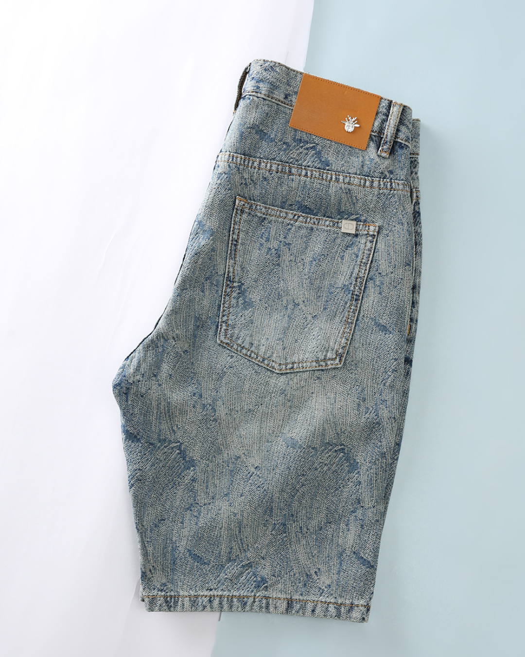 NO:904321,Didi* 2026SS new summer style, men's classic CD bee embroidery logo fashion retro distressed washed jacquard denim shorts!  Inheriting CD French light luxury aesthetics, classic CD bee logo embellishment, retro distressed craftsmanship and loose straight tailoring are combined to create a summer item with both texture and recognition. It is made of imported denim cotton material, using jacquard denim craftsmanship, the cloth surface has a unique texture pattern, retro distressed washing treatment, built-in distressed wear effect, high-quality texture; heavy denim fabric has a tight structure, is wear-resistant and wrinkle-resistant, and is not easy to deform or fade after repeated wear, and it still maintains a crisp shape after being washed for a long time!  The CD metal plaque logo on the back pocket of the trousers echoes the CD bee embroidery on the front panel, and is embellished with a brown metal bee leather plaque on the waist, low-key highlighting the brand heritage!  The loose cut of the shorts makes the upper body look more casual. Whether it is paired with a shirt or a T-shirt, it can show different styles!  Item No. DLS01 Size 29-40 Yes 35 No 37 39 29 Waist 75 Hips 108 Straight 28 Pants length 53 30 Waist 78 Hips 110 Straight 29 Pants length 54 31 Waist 81 Hips 112 Straight 29 Pants length 54 32 Waist 84 Hips 114 Straight 30 Pants length 55 33  Waist 87 Hips 116 Straight 30 Trouser length 55 34 Waist 90 Hips 118 Straight 31 Trouser length 56 35 Waist 93 Hips 120 Straight 31 Trouser length 56 36 Waist 96 Hips 122 Straight 32 Trouser length 57 38 Waist 99 Hips 124 Straight 32 Trouser length 57 40 Waist 102  Hips 126 straight, 33 pants length 58, shorts, shirts, tees, t-shirt,19860909Di迪* 2026SS夏季新款,男士经典CD蜜蜂刺绣标识时尚复古做旧水洗提花牛仔短裤！承袭CD法式轻奢美学,经典 CD 蜜蜂标识点缀,复古做旧工艺与宽松直筒剪裁结合,打造兼具质感与辨识度的夏日单品. 选用进口牛仔棉材质,采用提花牛仔工艺,布面自带独特纹理图案,复古做旧水洗处理,自带做旧磨损效果,质感高级；重磅牛仔面料结构紧密,耐磨抗皱,反复穿着不易变形、掉色,久洗依旧保持版型挺括！裤身后袋处CD金属饰牌标识,与前幅CD蜜蜂刺绣相呼应,搭配腰间棕色金属小蜜蜂皮牌点缀,低调彰显品牌底蕴！宽松的五分短裤版型裁剪,使得上身效果休闲感十足,无论是搭配衬衫还是T恤,都能展现出不同的风格！货号DLS01 尺码29-40有35 无37 39 29 腰围75臀围108直档28裤长53 30 腰围78臀围110直档29裤长54 31 腰围81臀围112直档29裤长54 32 腰围84臀围114直档30裤长55 33 腰围87臀围116直档30裤长55 34 腰围90臀围118直档31裤长56 35 腰围93臀围120直档31裤长56 36 腰围96臀围122直档32裤长57 38 腰围99臀围124直档32裤长57 40 腰围102 臀围126直档33裤长58,,shorts,shirts,tees，t-shirt,,Men's clothing