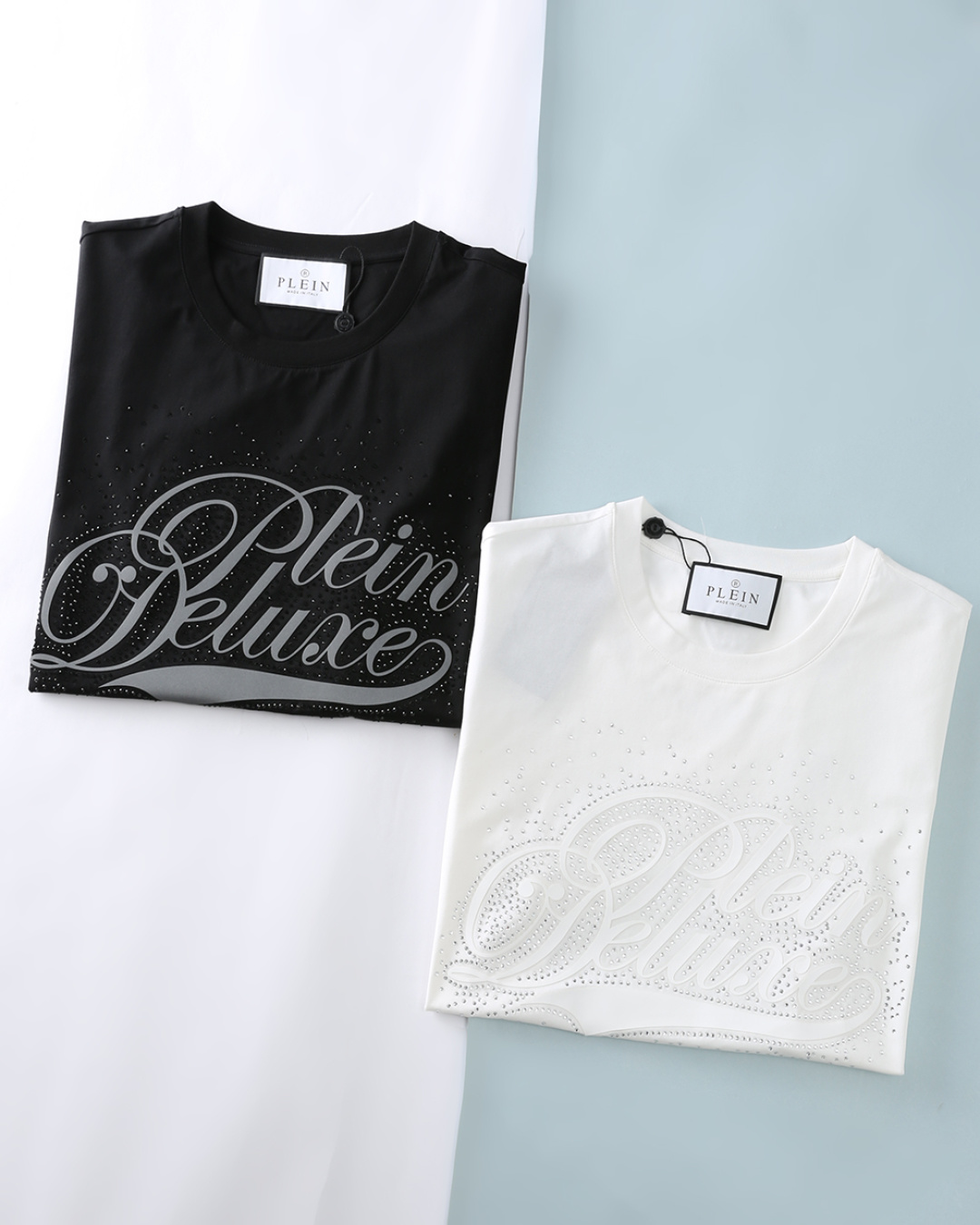 NO:904328,PP Feili*Pu*Yin 26SS spring and summer new high-count mercerized cotton round-neck short T-shirt, men's silicone letter hot diamond logo fashion casual short-sleeved T-shirt!  Trading company channels are scarce, and GW is on sale simultaneously!  The King of the Night!  If you are a fan of dark style and high-street style, this PP style T-shirt is definitely your destiny. Wear it and you will be the most handsome guy on the street, and you will turn heads astonishingly!  The imported high-count and high-density 80-count double-strand mercerized cotton fabric is selected and supplied by customers. It has a soft, waxy and delicate texture and can be rolled over ordinary fabrics on the market. It has good moisture absorption and breathability, and is close to the skin for an extremely comfortable wearing experience!  The silicone letter logo on the front of the body is embellished with Swarovski-style hot diamonds around the letter, which shines brightly under different lights, giving a low-key sense of luxury and is not easy to fall off. The metallic 'PP' letters on the back have a tough texture and form a 'complex at the front and simple at the back' balance with the complexity on the front. The basic fit is cut and easy to match with various bottoms!  This is a powerful T-shirt. It is not only a piece of clothing, but also an expression of attitude. It is suitable for trendy people who pursue individuality, love street culture, and want to show a strong sense of presence in daily wear. Item No. 13616 Size 48/M-56/3XL 48 Shoulder width 43 Bust 100 Clothing length 69 Sleeve length 21 50 Shoulder width 45 Bust 105 Clothing length 70 Sleeve length 22 52  Shoulder width 47, bust 110, length 71, sleeve length 23 54, shoulder width 49, bust 115, length 72, sleeve length 24 56, shoulder width 51, bust 120, length 74, sleeve length 25,,swarovski,T-shirt,tees,t-shirt,19860909PP 菲利*谱*因 26SS春夏新款高支丝光棉圆领短Tee,男士硅胶字母烫钻标识时尚休闲短袖T恤衫！贸易公司渠道稀出,同步GW发售！暗夜之王！如果你是暗黑风、高街风的爱好者,这件PP风格的T恤绝对是你的本命.穿上它,你就是整条街最靓的仔,回头率爆表！ 甄选客供进口高支高密80支双股丝光棉面料,软糯细腻的出色质感,可随意碾压市面普通面料,吸湿透气性佳,贴肤带来极致舒适的穿着体验！衣身前幅硅胶字母标识,字母周围点缀施华洛世奇风格烫钻,在不同光线下呈现闪耀光泽,低调彰显奢华感,同时不易脱落.后背金属色泽的“PP”字母,质感硬朗,与正面的繁复形成“前繁后简”的平衡.基础合身版型裁剪,易于搭配各种下装！这是一件充满力量感的T恤.它不仅仅是一件衣服,更是一种态度的表达.适合追求个性、热爱街头文化、想要在日常穿搭中展现强烈存在感的潮流人士.货号13616 尺码48/M-56/3XL 48 肩宽43胸围100衣长69袖长21 50 肩宽45胸围105衣长70袖长22 52 肩宽47胸围110衣长71袖长23 54 肩宽49胸围115衣长72袖长24 56 肩宽51胸围120衣长74袖长25,,swarovski,T-shirt,tees，t-shirt,,Men's clothing