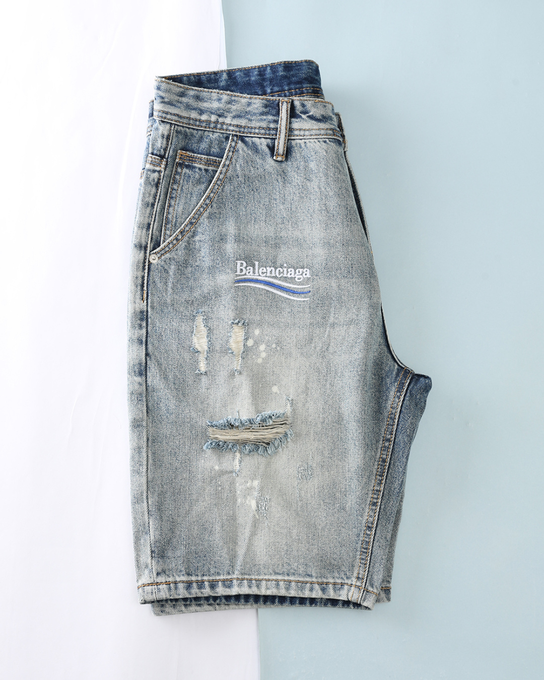 NO:904338,BA* family 2026SS new summer style, men's classic Coke striped letter embroidered logo ripped washed denim shorts!  Trading company channels are scarce, and GW is on sale simultaneously!  BA has always led the trend with its unique design concept and pioneering spirit, and the appearance of these shorts is a brilliant spark from the collision of brand creativity and street culture, like an uninhibited poem played on the urban streets!  Imported 870.4 cotton 6.3 polyester fiber 6.3 regenerated cellulose fiber blended high-count denim is used. After multiple stone washing + enzyme washing processes, the cloth surface shows a natural retro faded texture. The fabric is stiff and stylish, anti-wrinkle and wear-resistant, not easy to deform after long-term wear, and has a vintage and distressed texture. The trousers are hand-worn in many places and have raw edges, and the edges are naturally off-line, restoring the true wear and tear effect. The ink-splashed distressing process and white spots are randomly distributed to enhance the casual street atmosphere!  The iconic Coca-Cola letter wave logo is embroidered on the front of the pants, and the BB metal nameplate is engraved on the back pocket. These elements are enough to prove its trendy status. The unique and creative pattern is full of tension, the overall style is simple and energetic, the embroidery details are in place, and the font pattern is clear and stylish!  The loose-fitting design fully considers people's dressing needs and fashion trends, and can accommodate various body shapes. Whether you are slim or slightly plump, you can easily control it!  Item No. DLS04 Size 29-40 Yes 35 No 37 39 29 Waist 75 Hips 108 Straight 28 Pants length 53 30 Waist 78 Hips 110 Straight 29 Pants length 53 31 Waist 81 Hips 112 Straight 29 Pants length 54 32 Waist 84 Hips 114 Straight 30 Pants length 54 33  Waist 87 Hips 116 Straight 30 Trouser length 55 34 Waist 90 Hips 118 Straight 31 Trouser length 55 35 Waist 93 Hips 120 Straight 31 Trouser length 56 36 Waist 96 Hips 122 Straight 32 Trouser length 56 38 Waist 99 Hips 124 Straight 32 Trouser length 57 40 Waist 102  Hips 126 straight, 33 pants length 57,,shorts,19860909BA*世家 2026SS夏季新款,男士经典可乐条纹字母刺绣标识破洞水洗牛仔短裤！贸易公司渠道稀出,同步GW发售！BA家始终以其独特的设计理念和先锋精神引领着潮流的走向,而这款短裤的出现,更是品牌创意与街头文化碰撞出的绚丽火花,宛如一首在都市街头奏响的不羁诗篇！ 选用进口870.4棉6.3聚酯纤维6.3再生纤维素纤维混纺高支牛仔布,经过多次石洗+酵素水洗工艺,布面呈现自然复古褪色纹理,面料硬挺有型、抗皱耐磨,久穿不易变形,自带复古做旧质感.裤身多处手工磨破、毛边处理,边缘自然脱线,还原真实穿着磨损效果,泼墨做旧工艺,白点随机分布,增强街头随性氛围！裤身前幅标志性可乐字母波浪标识刺绣,搭配后兜刻印BB金属铭牌,这些元素足以证明它的潮流伽位,别致而具有创意的图案富有张力,整体风格简单富有朝气,刺绣工艺细节十分到位,字体图案清晰有型！宽松版型设计充分考虑了人们的穿着需求与时尚趋势,能够包容各种身材,无论你是身材苗条还是略显丰满,都能轻松驾驭！货号DLS04 尺码29-40有35 无37 39 29 腰围75臀围108直档28裤长53 30 腰围78臀围110直档29裤长53 31 腰围81臀围112直档29裤长54 32 腰围84臀围114直档30裤长54 33 腰围87臀围116直档30裤长55 34 腰围90臀围118直档31裤长55 35 腰围93臀围120直档31裤长56 36 腰围96臀围122直档32裤长56 38 腰围99臀围124直档32裤长57 40 腰围102 臀围126直档33裤长57,,shorts,,Men's clothing