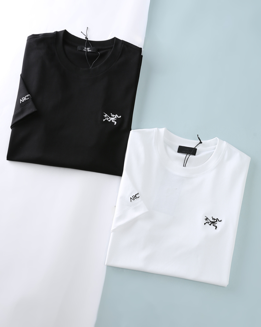 NO:904346,ARC Bird 26SS new spring and summer soft and silky skin-friendly cotton round neck short T-shirt, men's basic solid color casual short-sleeved T-shirt with classic contrasting color 'bird' embroidery logo on the chest!  Trading company channels are scarce, and GW is on sale simultaneously!  Niaojia's new popular items are presented in basic solid colors, which are neither too ostentatious nor loss of personality, and just right outline a high-end and tranquil atmosphere!  The fabric is made of carefully selected high-quality cotton materials (recommended by Fabric Controllers). This fabric is soft and skin-friendly, and fits like a second layer of skin, allowing people to feel a rare coolness and comfort in the hot summer!  Its unique breathable texture design gives the wearer an unprecedented comfortable experience!  The contrasting 'bird' embroidered logo on the chest of the garment echoes the embroidered letters on the cuffs. These letters are like quietly blooming flowers, revealing the unique charm of the brand in a low-key manner!  It also shows a high degree of flexibility and versatility in matching. Whether it is daily travel or business negotiations, it can make you stand out from the crowd and become the focus of attention!  Item No. 1959-JK Size 48/M-56/3XL 48 Shoulder width 42 Bust 100 Dress length 67 Sleeve length 22 50 Shoulder width 44 Bust 104 Dress length 68 Sleeve length 23 52 Shoulder width 46 Bust 108 Dress length 69 Sleeve length 24 54 Shoulder width 48 Bust 112 Dress length 70 Sleeve length 25 56  Shoulder width 50, bust 116, length 71, sleeve length 26, jil sander, T-shirt, tees, t-shirt,19860909ARC鸟 26SS春夏新款软糯丝滑亲肤棉质圆领短Tee,男士胸前经典对比色“鸟”刺绣标识基础纯色休闲短袖T恤衫！贸易公司渠道稀出,同步GW发售！鸟家新款热门单品奉献,基础款纯色,既不过分张扬,也不失个性,恰到好处地勾勒出一种高级而宁静的氛围！ 面料方面精选了的优质棉质材料（面料控推荐）这种面料触感柔软亲肤,仿佛第二层肌肤般贴合,让人在炎炎夏日也能感受到一份难得的清凉与舒适！其独特的透气肌理设计,更是赋予了穿着者前所未有的舒适体验！衣身胸前对比色“鸟”刺绣标识,搭配袖口上字母刺绣相呼应,这些字母仿佛一朵朵悄然绽放的花朵,于低调中透露出品牌的独特魅力！在搭配上同样展现出了极高的灵活性与百搭性,无论是日常出行还是商务洽谈,都能让你在人群中脱颖而出,成为众人瞩目的焦点！货号1959-JK 尺码48/M-56/3XL 48 肩宽42胸围100衣长67袖长22 50 肩宽44胸围104衣长68袖长23 52 肩宽46胸围108衣长69袖长24 54 肩宽48胸围112衣长70袖长25 56 肩宽50胸围116衣长71袖长26,,jil sander,T-shirt,tees，t-shirt,,Men's clothing