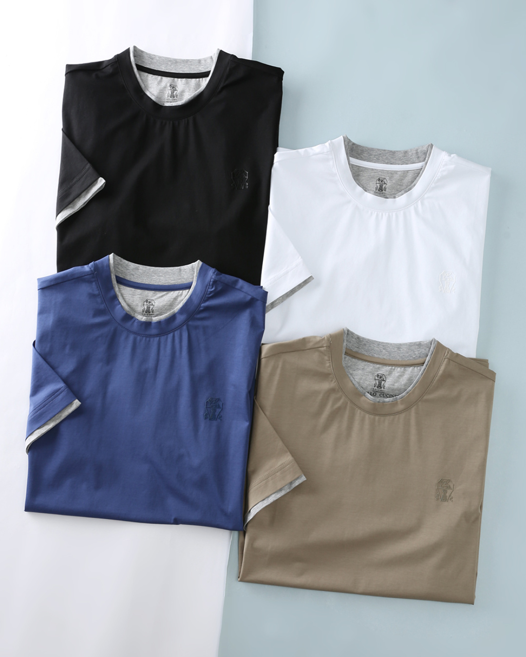 NO:915022,Brunello C 26SS summer new mercerized cotton casual pullover short Tee, men's classic badge offset logo fashion fake two-piece double-layered round neck short-sleeved T-shirt!  Trading company channels are rare, ahead of GW sales!  BC's new heavyweight summer series, basic summer casual and versatile items, men's Tee with excellent texture!  Made of custom-made mercerized plain cotton, the soft and delicate touch is like the breeze blowing across your cheeks in spring, making you intoxicated!  The comfort reaches the extreme when worn next to the skin, just like a second layer of skin, without any sense of restraint, allowing you to feel unparalleled freedom and comfort in every moment!  The classic badge offset printing on the chest echoes with the offset printing of brand letters on the sleeves and arms, showing your luxurious identity!  Use contrasting fabrics inlaid on the edges of the round neck, short cuffs and hem to create a fake two-piece effect, making the upper body more eye-catching and outlining simple and capable lines!  Item No. D2415 Size 48/M-58/4XL 48 Shoulder width 41 Bust 98 Dress length 69 Sleeve length 21 50 Shoulder width 43 Bust 102 Dress length 70 Sleeve length 22 52 Shoulder width 45 Bust 106 Dress length 71 Sleeve length 22 54 Shoulder width 47 Bust 110 Dress length 72 Sleeve length 23 56  Shoulder width 49, bust 114, length 73, sleeve length 23 58, shoulder width 51, bust 118, length 74, sleeve length 24, brunello cucinelli, chanel, T-shirt, tees, t-shirt,19860909Brunello C 26SS夏季新款丝光棉休闲套头短Tee,男士经典徽章胶印标识时尚假两件双层圆领短袖T恤衫！贸易公司渠道稀出,领先GW发售！BC家全新重磅夏季系列,夏日休闲百搭的基础单品,质感绝佳的男装Tee！ 选用定制丝光平纹棉布,柔软细腻的触感仿佛是春日里微风轻拂过脸颊,让人沉醉其中！贴肤穿着时舒适感更是达到了极致,就像第二层肌肤一样,毫无束缚感,让你在每一个瞬间都能感受到无与伦比的自在与惬意！胸前经典徽章胶印,搭配袖臂品牌字母胶印相呼应,展现出您的奢华身份！用对比色的织物镶嵌在圆领、短袖口和下摆边缘,营造出假两件的效果,使其上身更加显目夺眼,勾勒出简洁干练线条！货号D2415 尺码48/M-58/4XL 48 肩宽41胸围98 衣长69袖长21 50 肩宽43胸围102衣长70袖长22 52 肩宽45胸围106衣长71袖长22 54 肩宽47胸围110衣长72袖长23 56 肩宽49胸围114衣长73袖长23 58 肩宽51胸围118衣长74袖长24,,brunello cucinelli,chanel,T-shirt,tees，t-shirt,,Men's clothing