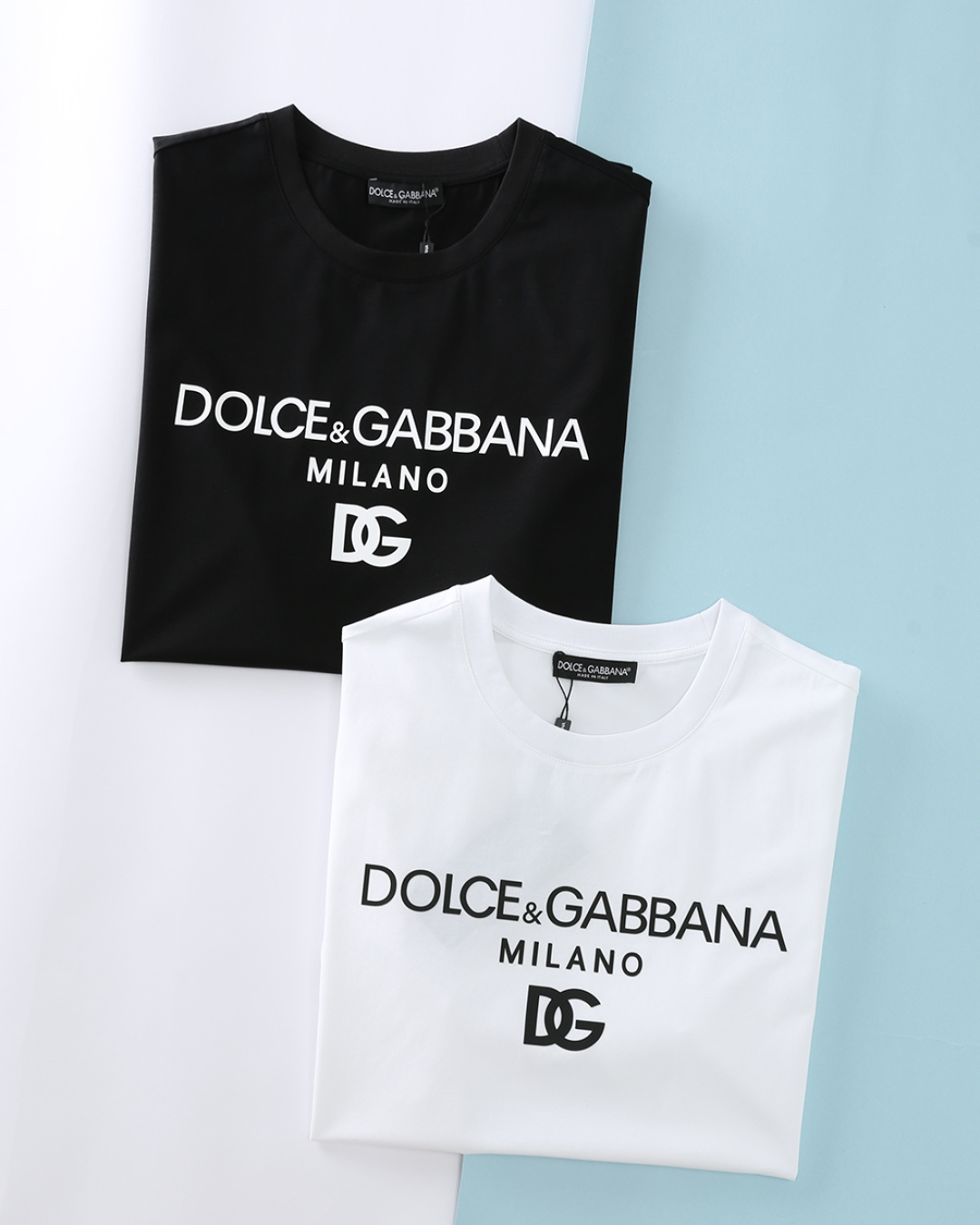 NO:914507,Dol*Banna 26SS summer new high-count mercerized cotton round-neck short Tee, men's classic DG letter offset logo basic casual round-neck short-sleeved T-shirt!  Trading company channels are scarce, and GW is on sale simultaneously!  The brand's classic Milan letter logo and DG double logo printing are used to create an everyday basic model with both recognition and high-end texture. The imported high-count and high-density 80-count double-strand mercerized cotton fabric is selected for customers. It combines the skin-friendly breathability of cotton and the smooth anti-wrinkle of mercerization technology to create a 'no-iron' light luxury wearing experience. High-count combed cotton +  Double mercerization process, delicate and silky to the touch, breathable and not sweaty, not easy to deform, pill or shrink after long-term wear!  The iconic letters and DG double logo on the front of the garment are offset printed using an offset printing process. The lines are clear and neat, the colors are firm, and they won’t fall off easily after being washed for a long time. They are low-key and highly recognizable. The collar, cuffs and hem are all reinforced with double stitching, and the lines are even and fine. The ribbed neckline is elastic.  Moderate, not easy to loosen and deform after long-term wear, ensuring durability. Basic fit-fitting cut, it does not blindly pursue looseness or tightness, but based on ergonomic principles, after repeated trials and modifications, it creates a just-right fit!  Item No. DG620 Size 46/S-58/4XL 46 Shoulder width 42 Bust 98 Clothing length 65 Sleeve length 22 48 Shoulder width 43 Bust 102 Clothing length 67 Sleeve length 22 50 Shoulder width 45 Bust 106 Clothing length 69 Sleeve length 23 52 Shoulder width 46 Bust 110 Clothing length 71 Sleeve length 23 54  Shoulder width 47, bust 114, length 73, sleeve length 24 56, shoulder width 48, bust 118, length 75, sleeve length 24 58, shoulder width 50, bust 122, length 77, sleeve length 25,, T-shirt, tees, t-shirt,19860909Dol杜*班纳 26SS夏季新款高支丝光棉圆领短Tee,男士经典DG字母胶印标识基础休闲圆领短袖T恤衫！贸易公司渠道稀出,同步GW发售！以品牌经典的米兰字母标识与 DG 双标印花,打造兼具辨识度与高级质感的日常基础款. 甄选客供进口高支高密80支双股丝光棉面料,兼具棉的亲肤透气与丝光工艺的顺滑抗皱,打造 “免烫式” 轻奢穿着体验.高支精梳棉 + 双丝光工艺,触感细腻丝滑,透气不闷汗,久穿不易变形、不易起球、不易缩水！衣身前幅标志性字母与DG双标标识采用胶印工艺,线条清晰工整,色彩牢固,久洗不易脱落,低调又极具辨识度.领口、袖口与下摆均采用双车线加固,走线均匀细密,罗纹领口弹力适中,久穿不易松垮变形,保证穿着的耐用性.基础合身版型裁剪,它并非一味地追求宽松或紧身,而是根据人体工程学原理,经过反复的试穿和修改,打造出一种恰到好处的合身感！货号DG620 尺码46/S-58/4XL 46 肩宽42胸围98 衣长65袖长22 48 肩宽43胸围102衣长67袖长22 50 肩宽45胸围106衣长69袖长23 52 肩宽46胸围110衣长71袖长23 54 肩宽47胸围114衣长73袖长24 56 肩宽48胸围118衣长75袖长24 58 肩宽50胸围122衣长77袖长25,,T-shirt,tees，t-shirt,,Men's clothing