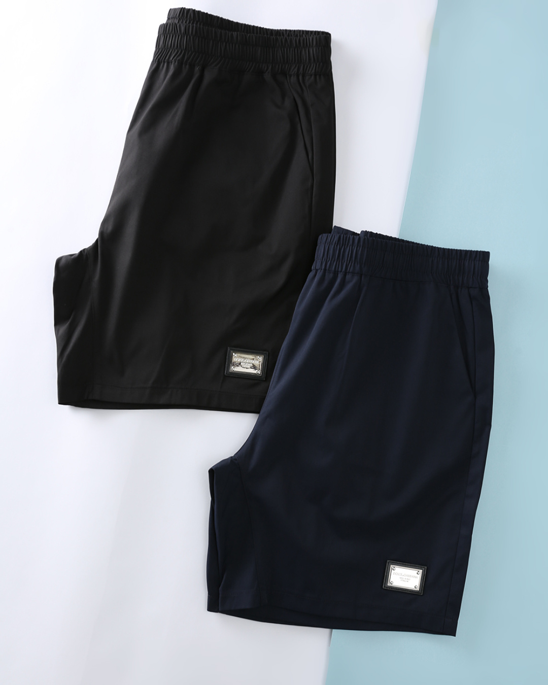 NO:904353,Dol*Banna 26SS summer new densely woven technical fiber fashionable drawstring shorts, men's classic metal leather label decorated fashionable sports casual shorts five-quarter pants!  Trading company channels are scarce, and GW is on sale simultaneously!  Made in an Italian light luxury minimalist style, the shorts are inlaid with brand metal nameplates on the side as a visual logo, highlighting high-level recognition and taking into account the needs of daily commuting, leisure travel and light outdoor multi-scenario wear. Made of custom-made densely woven technical fiber material, the fabric is crisp and stylish. Whether you are standing, walking or sitting down, the shorts can always maintain a perfect shape without the slightest wrinkle or deformation, showing the wearer's neatness and ability at all times!  And it is also light and breathable. In the hot summer, when you wear it, it is like being in the cool breeze. The air can freely shuttle between the fabrics, taking away the heat and sweat from the body, making you feel unprecedented comfort and freedom!  The metal label on the trouser leg is designed like a mysterious password, carrying a unique symbol of social status!  It is not an ordinary decoration, but a masterpiece that has been carefully designed and crafted. The cold metal material exudes a cold and noble temperament. It shines charmingly under the light, like the brightest star in the night sky, becoming the finishing touch!  The drawstring elastic waistband design fully considers the needs of people with different body shapes. Whether you are slim or plump, you can adjust the drawstring to find the comfort level that best suits you!  Item No. 6414 Size 48/M-56/3XL 48 Waist 76-88 Hips 112 straight 28 Pants length 45 50 Waist 80-92 Hips 116 straight 28 Pants length 46 52 Waist 84-96 Hips 120 straight 29 Pants length 47 54 Waist 88-100  Hips 124 straight stop 29 pants length 48 56 waist 92-104 hips 128 straight stop 30 pants length 50,,shorts,19860909Dol杜*班纳 26SS夏季新款密织科技纤维时尚抽绳短裤,男士经典金属皮标装饰时尚运动休闲短裤五分裤！贸易公司渠道稀出,同步GW发售！以意式轻奢极简风格打造,裤身侧边镶嵌品牌金属铭牌作为视觉标识,凸显高级辨识度,兼顾日常通勤、休闲出行与轻户外多场景穿搭需求. 选用客供定制密织科技纤维材质,面料挺括有型,无论你是站立、行走还是坐下,短裤都能始终保持完美的形状,不会出现丝毫的褶皱或变形,时刻展现出穿着者的利落与干练！并且它还具有轻薄透气的特性,在炎炎夏日,当你穿上它,就如同置身于清凉的微风之中,空气能够自由地在面料间穿梭,带走身体的燥热与汗水,让你感受到前所未有的舒适与自在！裤腿处金属标牌迪设计,它宛如一个神秘的暗码,承载着圈层身份的独特象征！它并非普通的装饰,而是经过精心设计与打造的杰作,冷冽的金属材质,散发着一种冷峻而高贵的气质,在光线的照耀下闪烁着迷人的光芒,犹如夜空中最璀璨的星辰,成为点睛之笔！抽绳松紧裤腰设计,充分考虑了不同身材人群的需求,无论你是身材苗条还是体型较为丰满,都能通过调节抽绳来找到最适合自己的舒适度！货号6414 尺码48/M-56/3XL 48 腰围76-88 臀围112直挡28 裤长45 50 腰围80-92 臀围116直挡28 裤长46 52 腰围84-96 臀围120直挡29 裤长47 54 腰围88-100 臀围124直挡29 裤长48 56 腰围92-104 臀围128直挡30 裤长50,,shorts,,Men's clothing