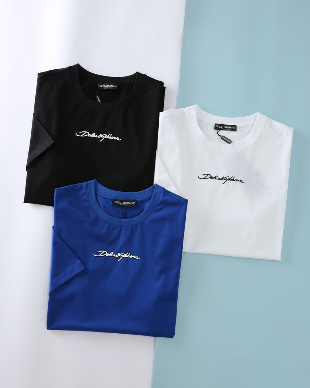 NO:904284,Dol*Banna 26SS spring and summer new high count mercerized cotton round neck short Tee, men's simple signature letter offset logo basic casual round neck short sleeve T-shirt!  Trading company channels are scarce, and GW is on sale simultaneously!  DG's classic signature short-sleeved T-shirt combines the brand's iconic handwritten logo with Italian exquisite craftsmanship to create a daily item that is both recognizable and high-end. The imported high-count and high-density 80-count double-strand mercerized cotton fabric is selected from customers. It combines the skin-friendly breathability of cotton with the smooth anti-wrinkle of mercerization technology, creating a 'no-iron' light luxury wearing experience. High-count combed cotton +  Double mercerization process, delicate and silky to the touch, breathable and not sweaty, not easy to deform, pill or shrink after long-term wear!  The handwritten logo on the chest is embellished with three-dimensional offset printing, and the contrasting black and white colors outline the brand's iconic font. It is low-key and highly recognizable, reflecting the ingenuity of the details. The collar, cuffs and hem are all reinforced with double stitching, the routing is even and fine, and the ribbed neckline is elastic  Moderate, not easy to loosen and deform after long-term wear, ensuring durability. Basic fit-fitting cut, it does not blindly pursue looseness or tightness, but based on ergonomic principles, after repeated trials and modifications, it creates a just-right fit!  Item No. DG621 Size 46/S-58/4XL (available in black and white, 46 and 58, not blue) 46 Shoulder width 42 Bust 98 Clothing length 65 Sleeve length 22 48 Shoulder width 43 Bust 102 Clothing length 67 Sleeve length 22 50 Shoulder width 45 Bust 106 Clothing length 69 Sleeve length 23 52  Shoulder width 46 Bust 110 Clothing length 71 Sleeve length 23 54 Shoulder width 47 Bust 114 Clothing length 73 Sleeve length 24 56 Shoulder width 48 Bust 118 Clothing length 75 Sleeve length 24 58 Shoulder width 50 Bust 122 Clothing length 77 Sleeve length 25,, T-shirt, tees, t-shirt,19860909Dol杜*班纳 26SS春夏新款高支丝光棉圆领短Tee,男士简约签名体字母胶印体标识基础休闲圆领短袖T恤衫！贸易公司渠道稀出,同步GW发售！DG的经典签名款短袖 T 恤,将品牌标志性的手写体标识与意大利式的精致工艺结合,打造出兼具辨识度与高级质感的日常单品. 甄选客供进口高支高密80支双股丝光棉面料,兼具棉的亲肤透气与丝光工艺的顺滑抗皱,打造 “免烫式” 轻奢穿着体验.高支精梳棉 + 双丝光工艺,触感细腻丝滑,透气不闷汗,久穿不易变形、不易起球、不易缩水！衣身胸前手写体标识立体胶印点缀,黑白撞色勾勒出品牌标志性字体,低调又极具辨识度,是细节处的匠心体现.领口、袖口与下摆均采用双车线加固,走线均匀细密,罗纹领口弹力适中,久穿不易松垮变形,保证穿着的耐用性.基础合身版型裁剪,它并非一味地追求宽松或紧身,而是根据人体工程学原理,经过反复的试穿和修改,打造出一种恰到好处的合身感！货号DG621 尺码46/S-58/4XL(黑色白色有46、58,蓝色无) 46 肩宽42胸围98 衣长65袖长22 48 肩宽43胸围102衣长67袖长22 50 肩宽45胸围106衣长69袖长23 52 肩宽46胸围110衣长71袖长23 54 肩宽47胸围114衣长73袖长24 56 肩宽48胸围118衣长75袖长24 58 肩宽50胸围122衣长77袖长25,,T-shirt,tees，t-shirt,,Men's clothing