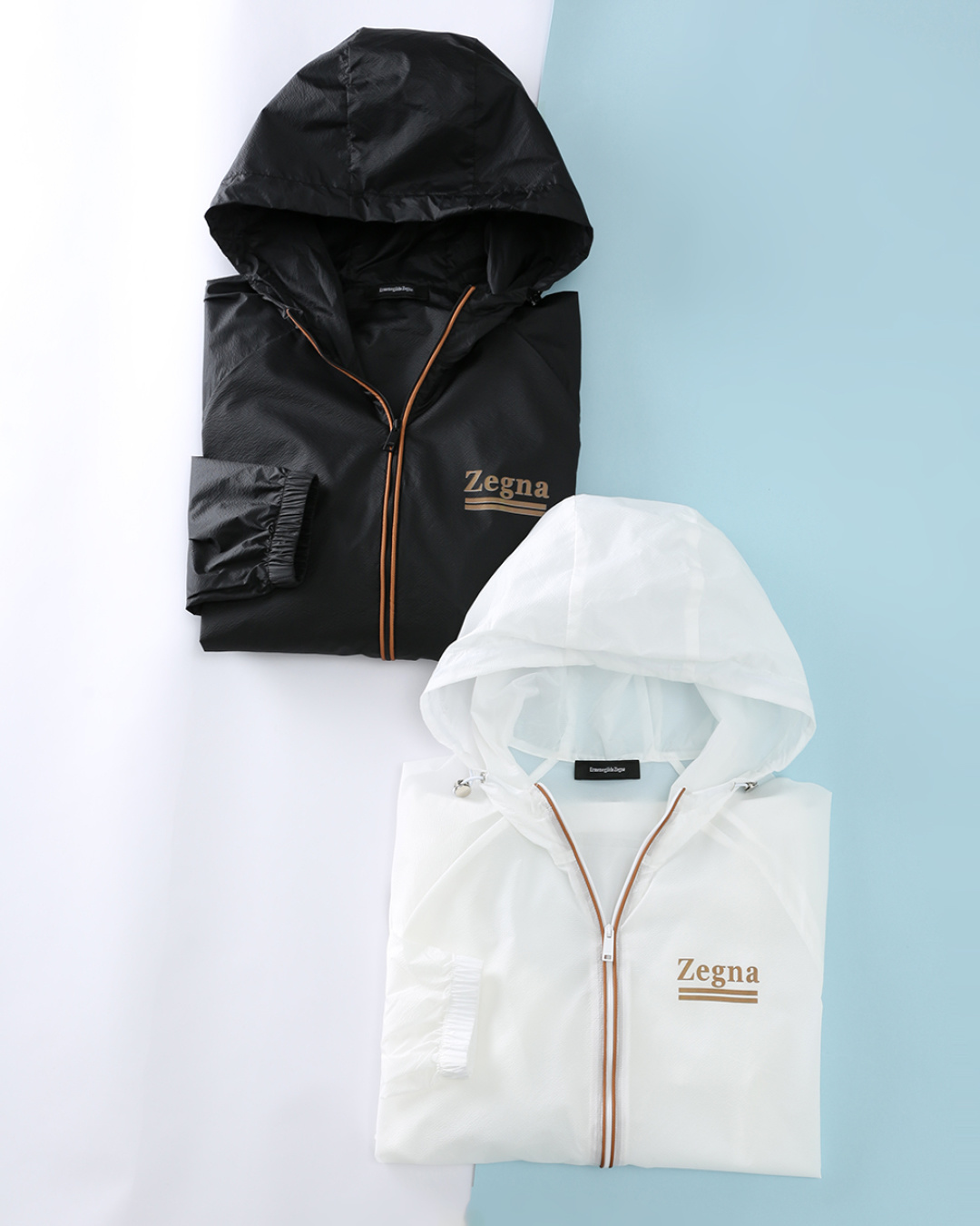 NO:904323,EZ *nia 2026SS new summer style, men's hooded sun protection skin jacket with brown letter print logo on the chest!  Inheriting the brand's low-key Italian luxury style, the simple hooded jacket style, with caramel brown contrasting zippers as a visual highlight, takes into account the multiple attributes of sun protection, windproof, light and portable, and can be easily controlled for business commuting and outdoor travel. It uses imported high-density lightweight sun protection fabric, lightweight nylon fabric with subtle checkered texture, and comes with UPF  It has sun protection properties and is water-repellent, which can cope with sudden light rain. The fabric is smooth and skin-friendly, breathable and not sweaty. It is not easy to deform after long-term wear and maintains a neat silhouette for a long time. The double-line printing of brown letters on the chest of the garment is low-key, high-end and unobtrusive!  The placket + pocket zippers on both sides are unified with brown edges, adding a touch of bright color to the simple body, which is both decorative and brand-recognizable. The adjustable hood design is matched with the main body zipper opening and closing, making it easy to put on and take off while providing additional protection. The cuffs and hem are elasticated and windproof and temperature-locking, making it neat and tidy to wear!  It gives outdoor users full experience and complete protection, bringing us closer to the challenges of nature, and has a sun protection effect in the hot summer. Minimalist seasonal design elements, a must-have item for trendy men in summer sun protection, with a perfect slim fit, highly recommended!  Item No. 60019 Size 48/M-56/3XL 48 Raglan sleeves bust 110 Length 66 50 Raglan sleeves bust 114 Length 67 52 Raglan sleeves bust 118 Length 68 54 Raglan sleeves bust 122 Length 70 56 Raglan sleeves bust 126 Length 72,,jackets & coats,hats,19860909EZ *尼亚 2026SS夏季新款,男士胸前咖色字母印花标识连帽防晒皮肤衣！承袭品牌低调意式轻奢调性,简约连帽夹克版型,焦糖棕撞色拉链作为视觉亮点,兼顾防晒、防风、轻薄便携多重属性,商务通勤、户外出行都能轻松驾驭. 选用进口高密轻量防晒面料,带有细微格纹肌理的轻量尼龙面料,自带 UPF 防晒属性,同时具备防泼水处理,可应对突发小雨.面料触感顺滑亲肤,透气不闷汗,久穿不易变形,长久保持利落版型.衣身胸前棕色字母双线印花,低调高级不张扬！门襟+两侧口袋拉链统一棕包边齿,为简约的衣身增添了一抹亮色,兼具装饰性与品牌辨识度.可调节连帽设计,搭配主身拉链开合,穿脱便捷,同时提供额外的防护.袖口、下摆弹力松紧收边,防风锁温,穿搭利落不拖沓！给户外使用者充分的体验和完善的保护,让我们更接近大自然的挑战,在炎炎夏日的里起到防晒效果.极简当季的设计元素,潮男夏季防晒必备单品,完美修身版型,强烈推荐！货号60019 尺码48/M-56/3XL 48 插肩袖胸围110衣长66 50 插肩袖胸围114衣长67 52 插肩袖胸围118衣长68 54 插肩袖胸围122衣长70 56 插肩袖胸围126衣长72,,jackets & coats,hats,,Men's clothing