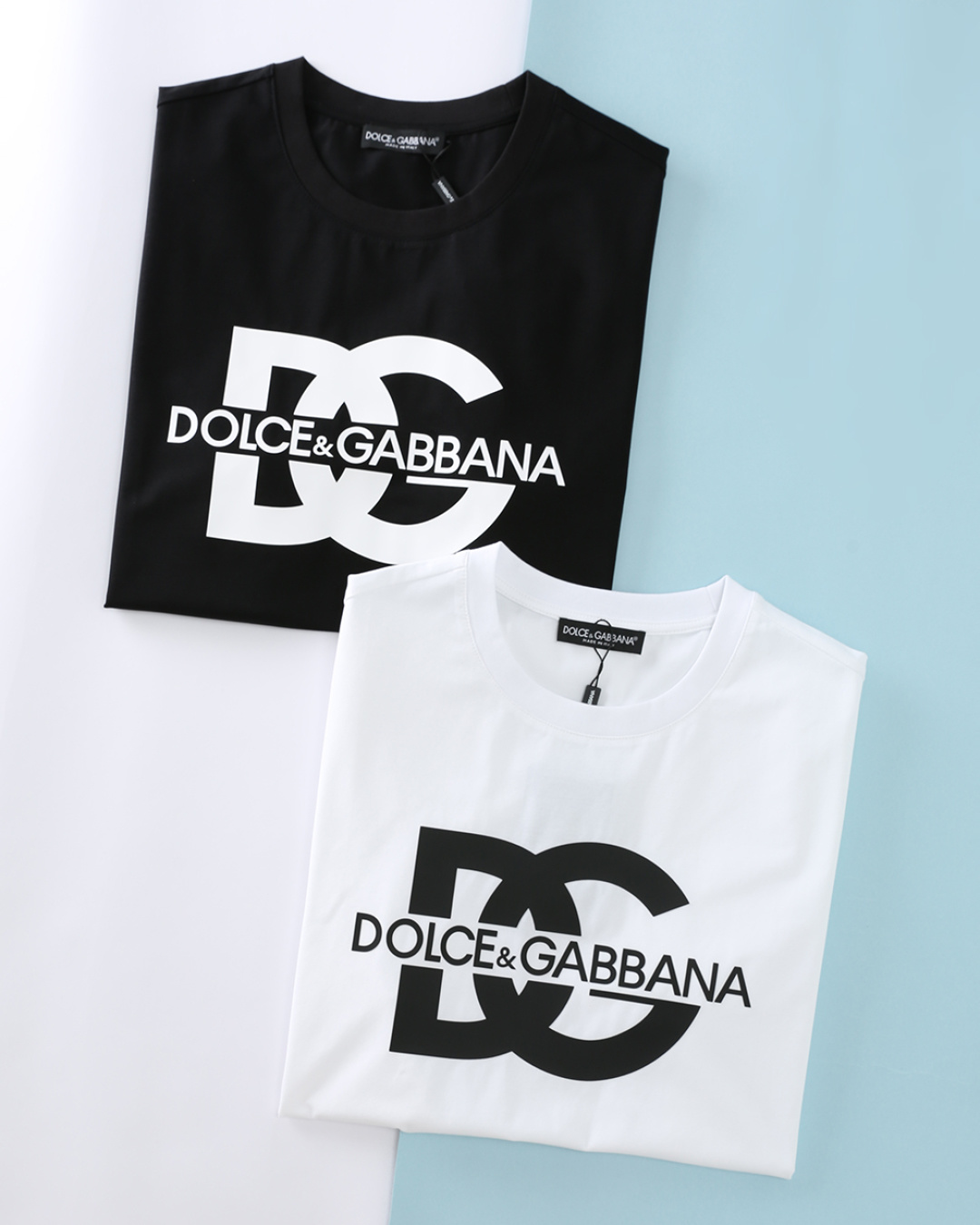 NO:904298,Dol*Banna 26SS summer new high-count mercerized cotton round-neck short T-shirt, men's classic large DG letter offset logo basic casual round-neck short-sleeved T-shirt!  Trading company channels are scarce, and GW is on sale simultaneously!  Taking the brand's iconic DG letter logo as the core, with letter printing, a contrasting design is presented on the chest, highlighting the brand recognition in a simple silhouette. It has both retro style and modern street feel, and can easily adapt to a variety of wearing styles. The imported high-count and high-density 80-count double-strand mercerized cotton fabric is selected and supplied by customers. It has the skin-friendly breathability of cotton and the smooth anti-wrinkle of mercerization technology, creating a 'no-iron' light luxury wearing experience. High-count combed cotton +  Double mercerization process, delicate and silky to the touch, breathable and not sweaty, not easy to deform, pill or shrink after long-term wear!  The DG logo and brand letters on the front of the garment are made of environmentally friendly offset printing. The ink has strong adhesion and will not crack or fade after being rubbed for a long time. The pattern is clear and full, and has strong visual impact!  The neckline, cuffs and hem are all reinforced with double stitching, and the lines are even and fine. The ribbed neckline has moderate elasticity and will not easily loosen and deform after long-term wear, ensuring the durability of the wear. It is cut in a basic fitting style. It does not blindly pursue looseness or tightness, but is based on ergonomic principles and after repeated trials and modifications to create a just-right fit!  Item No. DG626 Size 46/S-58/4XL 46 Shoulder width 42 Bust 98 Clothing length 65 Sleeve length 22 48 Shoulder width 43 Bust 102 Clothing length 67 Sleeve length 22 50 Shoulder width 45 Bust 106 Clothing length 69 Sleeve length 23 52 Shoulder width 46 Bust 110 Clothing length 71 Sleeve length 23 54  Shoulder width 47, bust 114, length 73, sleeve length 24 56, shoulder width 48, bust 118, length 75, sleeve length 24 58, shoulder width 50, bust 122, length 77, sleeve length 25,, T-shirt, tees, t-shirt,19860909Dol杜*班纳 26SS夏季新款高支丝光棉圆领短Tee,男士经典大DG字母胶印标识基础休闲圆领短袖T恤衫！贸易公司渠道稀出,同步GW发售！以品牌标志性的DG字母标识为核心,搭配字母印花,采用撞色设计呈现于胸前,在简约廓形中凸显品牌辨识度,兼具复古格调与现代街头感,轻松适配多种穿搭风格. 甄选客供进口高支高密80支双股丝光棉面料,兼具棉的亲肤透气与丝光工艺的顺滑抗皱,打造 “免烫式” 轻奢穿着体验.高支精梳棉 + 双丝光工艺,触感细腻丝滑,透气不闷汗,久穿不易变形、不易起球、不易缩水！衣身前幅DG 标识与品牌字母采用环保胶印,油墨附着力强,久穿揉搓不开裂、不掉色,图案清晰饱满,视觉冲击力强！领口、袖口与下摆均采用双车线加固,走线均匀细密,罗纹领口弹力适中,久穿不易松垮变形,保证穿着的耐用性.基础合身版型裁剪,它并非一味地追求宽松或紧身,而是根据人体工程学原理,经过反复的试穿和修改,打造出一种恰到好处的合身感！货号DG626 尺码46/S-58/4XL 46 肩宽42胸围98 衣长65袖长22 48 肩宽43胸围102衣长67袖长22 50 肩宽45胸围106衣长69袖长23 52 肩宽46胸围110衣长71袖长23 54 肩宽47胸围114衣长73袖长24 56 肩宽48胸围118衣长75袖长24 58 肩宽50胸围122衣长77袖长25,,T-shirt,tees，t-shirt,,Men's clothing