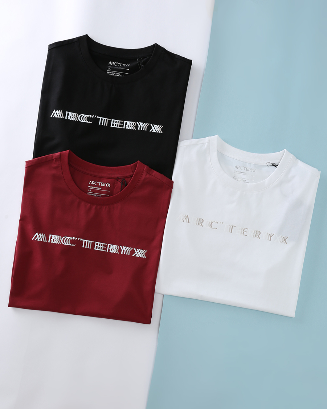 NO:929442,ARC bird 26SS spring and summer new high count double mercerized cotton round neck short Tee, men's basic casual short-sleeved T-shirt with offset overlay letter printing logo!  Trading company channels are scarce, and GW is on sale simultaneously!  Breaking the conventional font layout, the multi-layer staggered overlapping technique is used to reconstruct the brand letters. The simple solid color body sets off the three-dimensional visual logo, integrating outdoor functional style with trendy street design, low-key and highly recognizable. The imported high-count and high-density 80-count double-strand mercerized cotton fabric is selected and supplied by customers. It has the skin-friendly breathability of cotton and the smooth anti-wrinkle of mercerization technology, creating a 'no-iron' light luxury wearing experience. High-count combed cotton +  Double mercerization process, delicate and silky to the touch, breathable and not sweaty, not easy to deform, pill or shrink after long-term wear!  The superimposed letters on the chest of the garment are hot-stamped with high-adhesion silver paste, which has clear layers and a shimmer effect under light refraction. It will not crack or fall off after long-term washing!  The cuffs and hem are made of double-needle stitching, and the stress-bearing parts are reinforced, making it durable and wear-resistant. The details are solid and stable. The basic and versatile casual round-neck design makes daily wear more leisurely. Whether you are attending a gathering of friends or engaging in outdoor leisure activities, this T-shirt can be your best partner and make you stand out from the crowd!  Item No. AR1858# Size 46/S-58/4XL (available in black and white, 46 and 58, not available in other colors) 46 Shoulder width 42 Bust 98 Clothing length 65 Sleeve length 22 48 Shoulder width 43 Bust 102 Clothing length 67 Sleeve length 22 50 Shoulder width 45 Bust 106 Clothing length 69 Sleeve length 23 52  Shoulder width 46 Bust 110 Clothing length 71 Sleeve length 23 54 Shoulder width 47 Bust 114 Clothing length 73 Sleeve length 24 56 Shoulder width 48 Bust 118 Clothing length 75 Sleeve length 24 58 Shoulder width 50 Bust 122 Clothing length 77 Sleeve length 25,, T-shirt, tees, t-shirt,19860909ARC鸟 26SS春夏新款高支双丝光棉圆领短Tee,男士错位叠影字母印花标识基础休闲短袖T恤衫！贸易公司渠道稀出,同步GW发售！打破常规字体排版,多层错位叠影手法重构品牌字母,简约纯色衣身衬托立体视觉标识,将户外机能风与潮流街头设计融合,低调又富有层次辨识度. 甄选客供进口高支高密80支双股丝光棉面料,兼具棉的亲肤透气与丝光工艺的顺滑抗皱,打造 “免烫式” 轻奢穿着体验.高支精梳棉 + 双丝光工艺,触感细腻丝滑,透气不闷汗,久穿不易变形、不易起球、不易缩水！衣身胸前叠影字母采用高附着银浆烫印,层次清晰,光线折射下自带微光效果,久洗不开裂、不脱落！袖口、下摆都采用双针锁边走线,受力部位加固处理,耐穿耐磨,细节做工扎实稳定.基础百搭休闲圆领版型设计,更是让日常穿搭变得从容不迫,无论是出席朋友聚会,还是进行户外休闲活动,这款T恤都能成为你的最佳拍档,让你在人群中脱颖而出！货号AR1858# 尺码46/S-58/4XL（黑色白色有46、58,其他颜色无） 46 肩宽42胸围98 衣长65袖长22 48 肩宽43胸围102衣长67袖长22 50 肩宽45胸围106衣长69袖长23 52 肩宽46胸围110衣长71袖长23 54 肩宽47胸围114衣长73袖长24 56 肩宽48胸围118衣长75袖长24 58 肩宽50胸围122衣长77袖长25,,T-shirt,tees，t-shirt,,Men's clothing