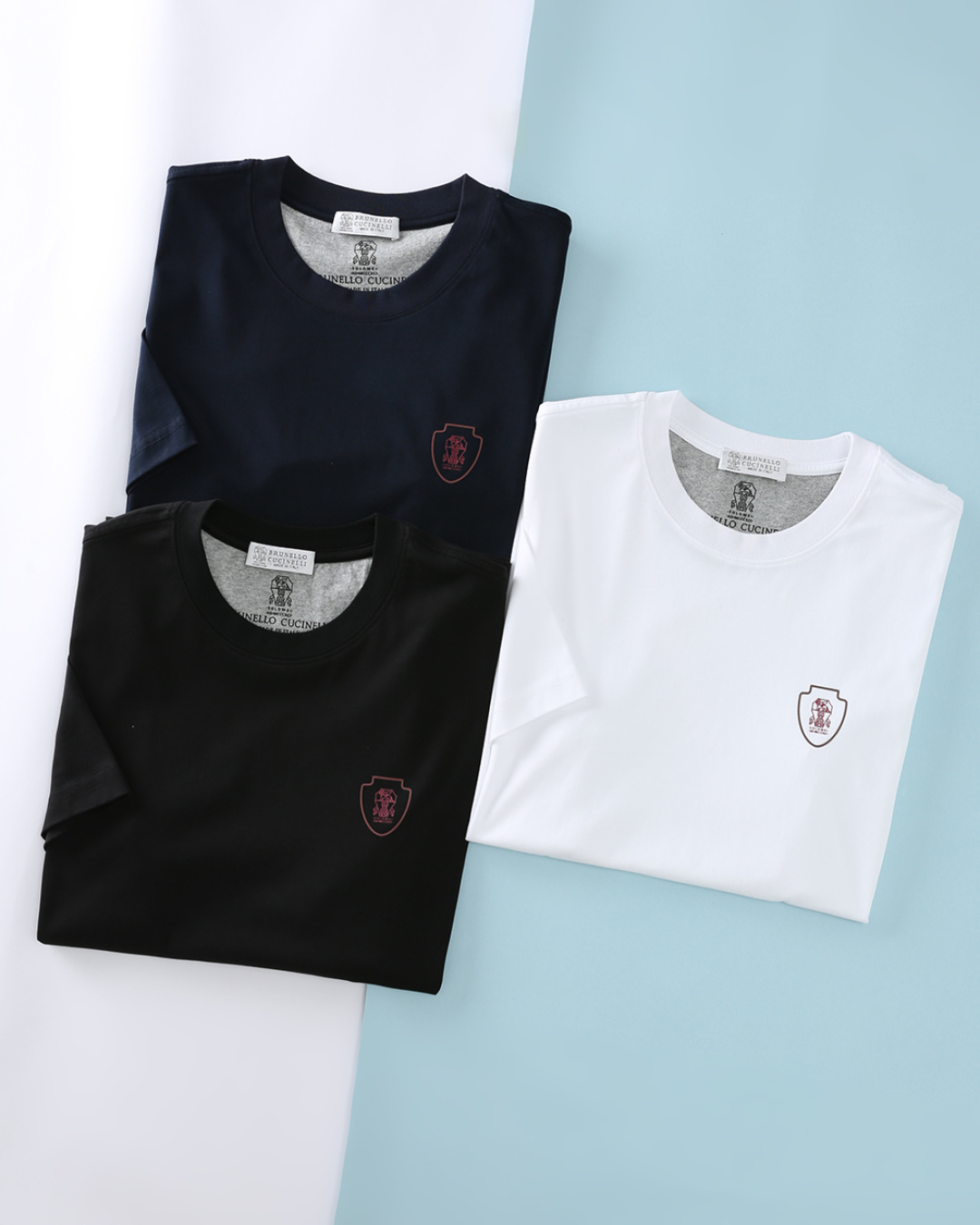 NO:929460,Brunello C 26SS summer new high-count combed cotton short-sleeved T-shirt, men's classic badge offset logo on the chest basic solid color round neck short-sleeved T-shirt!  Trading company channels are scarce, and GW is on sale simultaneously!  The BC brand focuses on humanistic light luxury and low-key intellectual style. This basic T-shirt is the brand's iconic commuting item. The minimalist version and low-recognition coat of arms perfectly interpret the restrained texture of 'old money style'.  It is made of imported high-count combed cotton, which feels soft and skin-friendly, but has a sinewy feel. The upper body is firm but not soft, with just the right drape. It perfectly modifies the body shape. It is washable and durable. It is not easy to deform or pill after long-term wear. It can easily maintain a neat shape. The iconic badge offset printing embellishment on the chest of the clothes forms a sharp and harmonious contrast with the main color of the T-shirt, which instantly enhances the fashion sense and recognition of the T-shirt!  Fitted version design, it is not the kind that is too loose and makes you feel bloated, nor is it too tight that makes you feel cramped, but a carefully designed and repeatedly adjusted version that can subtly modify your figure, highlight your advantages, and at the same time cover up your shortcomings!  Item number  Shoulder width 50, bust 116, length 74, sleeve length 25, brunello cucinelli, chanel, T-shirt, tees, t-shirt,19860909Brunello C 26SS夏季新款高支精梳棉短袖T恤衫,男士胸前经典徽章胶印标识基础纯色圆领短袖T恤衫！贸易公司渠道稀出,同步GW发售！BC家主打人文轻奢、低调知识分子风,这件基础 T 恤是品牌标志性通勤单品,极简版型搭配低辨识度盾徽,完美诠释 “老钱风” 内敛质感. 选用客供进口高支精梳棉材质,手感软糯亲肤,却自带筋骨感,上身挺括不软塌,垂坠感恰到好处,完美修饰身形,耐洗耐穿,久穿不易变形、不易起球,轻松保持利落版型.衣身胸前标志性徽章胶印点缀,与T恤的主体颜色形成了鲜明而又和谐的对比,瞬间提升了T恤的时尚感和辨识度！合身版型设计,它不是那种过于宽松显得臃肿,也不是过于紧身让人感到局促的版型,而是经过精心设计和反复调整的合身版型,它能够巧妙地修饰你的身材,凸显你的优点,同时掩盖你的不足之处！货号XD6932 尺码48/M-56/3XL 48 肩宽42胸围100衣长70袖长23 50 肩宽44胸围104衣长71袖长23 52 肩宽46胸围108衣长72袖长24 54 肩宽48胸围112衣长73袖长24 56 肩宽50胸围116衣长74袖长25,,brunello cucinelli,chanel,T-shirt,tees，t-shirt,,Men's clothing