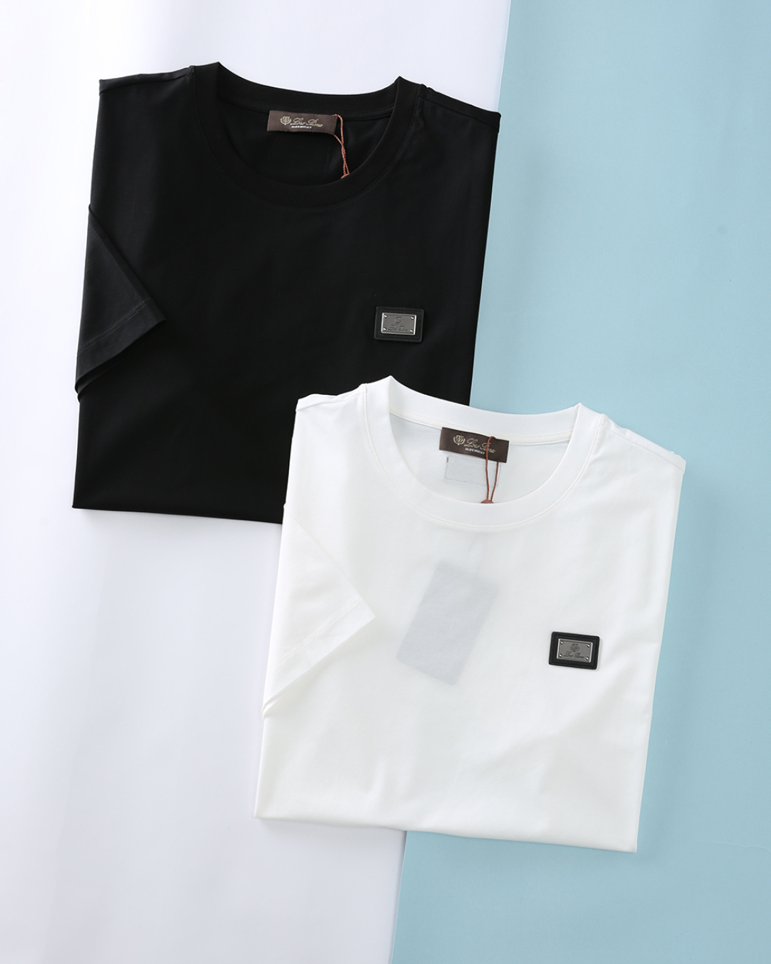 NO:929467,Lor* Piana 26SS new summer custom-woven mercerized plain cotton round-neck short T-shirt, men's metal badge on the chest iconic business casual round-neck short-sleeved T-shirt!  Trading company channels are rare, ahead of GW sales!  LP basic solid color T-shirt is online. It is not just an ordinary piece of clothing, but a perfect combination of fashion and comfort!  Made of custom-made mercerized plain cotton, the soft and delicate touch is like the breeze blowing across your cheeks in spring, making you intoxicated!  The comfort reaches the extreme when worn next to the skin, just like a second layer of skin, without any sense of restraint, allowing you to feel unparalleled freedom and comfort in every moment!  The metal nameplate and leather label decoration on the chest of the garment echoes the leather label on the back, instantly enhancing the fashion and quality of the entire garment!  The basic fit design is neither too loose and dragging, nor too tight to restrict the body!  This kind of just-in-time tailoring can perfectly fit the body curves and show the wearer's elegant and confident posture!  Item No. 5004 Size 48/M-56/3XL 48 Shoulder width 42 Bust 100 Clothing length 68 Sleeve length 21 50 Shoulder width 44 Bust 104 Clothing length 69 Sleeve length 22 52 Shoulder width 46 Bust 108 Clothing length 70 Sleeve length 23 54 Shoulder width 48 Bust 112 Clothing length 71 Sleeve length 24 56  Shoulder width 50, bust 116, length 72, sleeve length 25, loro piana, T-shirt, tees, t-shirt,19860909Lor* Piana 26SS夏季新款定织丝光平纹棉布圆领短Tee,男士胸前金属徽章标志性商务休闲圆领短袖T恤衫！贸易公司渠道稀出,领先GW发售！LP基础纯色T恤上线,它不仅仅是一件普通的衣物,更是时尚与舒适的完美结合！ 选用定制丝光平纹棉布,柔软细腻的触感仿佛是春日里微风轻拂过脸颊,让人沉醉其中！贴肤穿着时舒适感更是达到了极致,就像第二层肌肤一样,毫无束缚感,让你在每一个瞬间都能感受到无与伦比的自在与惬意！衣身胸前金属铭牌皮标装饰,与后背皮标相呼应,瞬间提升了整件衣服的时尚感和品质感！基础合身版型设计既不会过于宽松显得拖沓,也不会过于紧身束缚身体！这种恰到好处的剪裁,能够完美地贴合身体曲线,展现出穿着者优雅而自信的姿态！货号5004 尺码48/M-56/3XL 48 肩宽42胸围100衣长68袖长21 50 肩宽44胸围104衣长69袖长22 52 肩宽46胸围108衣长70袖长23 54 肩宽48胸围112衣长71袖长24 56 肩宽50胸围116衣长72袖长25,,loro piana,T-shirt,tees，t-shirt,,Men's clothing