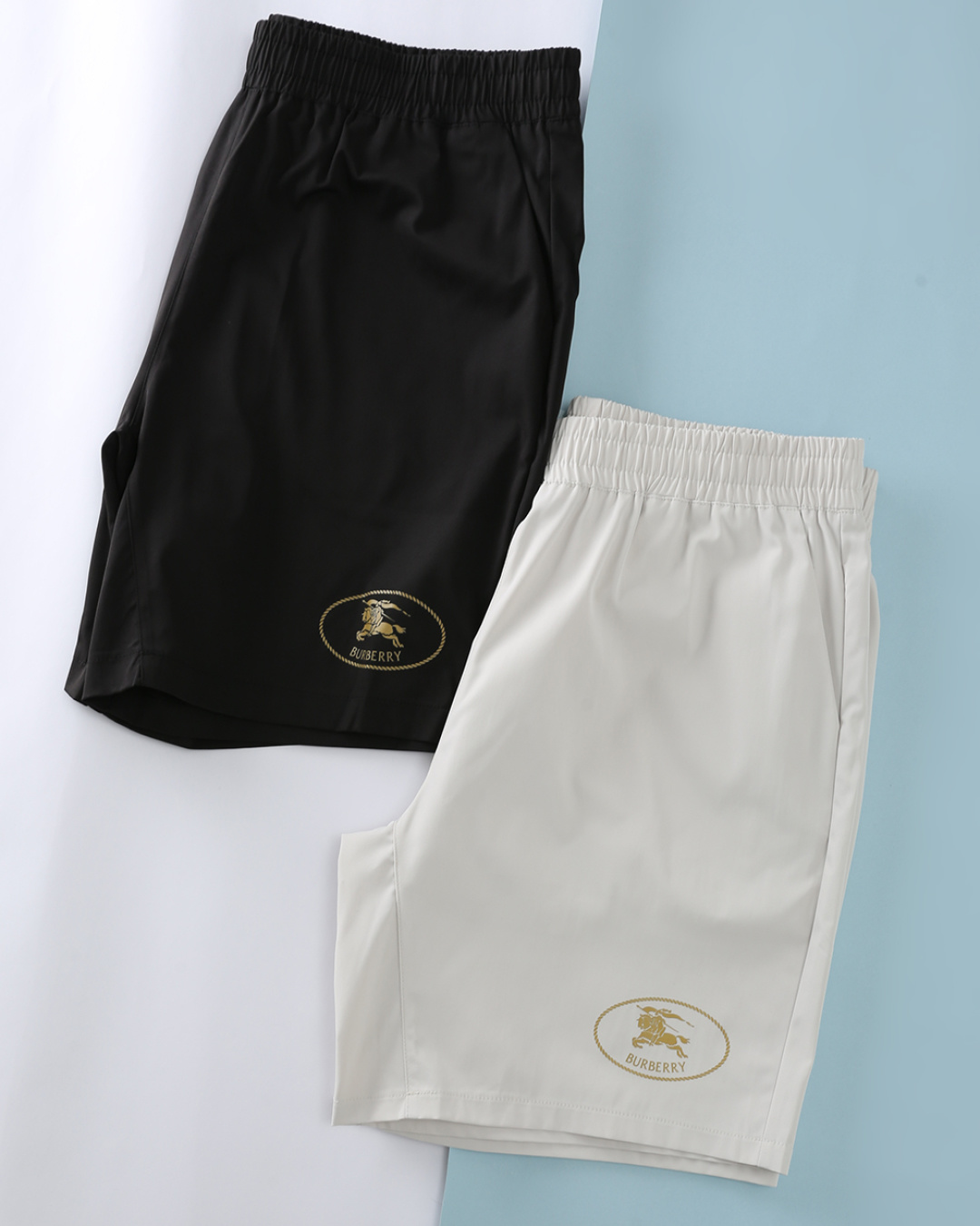 NO:904347,BBR Bar*li 26SS new summer thin nylon drawstring shorts, men's classic oval rope hoop war horse knight gold printed logo fashion sports casual shorts!  Trading company channels are scarce, and GW is on sale simultaneously!  B family has always become a shining star in the hearts of countless fashion lovers with its unique British style and excellent quality!  And these shorts are a masterpiece of the brand's ingenuity, like a shining pearl, exuding irresistible charm!  Made of custom-made densely woven technical fiber material, the fabric is crisp and stylish. Whether you are standing, walking or sitting down, the shorts can always maintain a perfect shape without the slightest wrinkle or deformation, showing the wearer's neatness and ability at all times!  And it is also light and breathable. In the hot summer, when you wear it, it is like being in the cool breeze. The air can freely shuttle between the fabrics, taking away the heat and sweat from the body, making you feel unprecedented comfort and freedom!  The hem of the trouser legs is printed with an oval hemp rope border, and the classic knight's war horse pattern + letters are included inside; the hot stamping digital printing has strong adhesion, is light and does not crack or fall off, and the gold color brightens the overall appearance, which is low-key and noble. The drawstring elastic waistband design fully considers the needs of people with different body shapes. Whether you are slim or plump, you can find the comfort level that best suits you by adjusting the drawstring!  Item No. 9917 Size 48/M-56/3XL 48 Waist 76-88 Hips 112 straight 28 Pants length 45 50 Waist 80-92 Hips 116 straight 28 Pants length 46 52 Waist 84-96 Hips 120 straight 29 Pants length 47 54 Waist 88-100  Hips 124 straight stop 29 pants length 48 56 waist 92-104 hips 128 straight stop 30 pants length 50,,shorts,19860909BBR 芭*力 26SS夏季新款轻薄尼龙抽绳短裤,男士经典椭圆绳圈战马骑士金色印花标识时尚运动休闲短裤！贸易公司渠道稀出,同步GW发售！B家始终以其独特的英伦风格与卓越品质,成为无数时尚爱好者心中的璀璨星辰！而这款短裤更是品牌匠心独运的杰作,宛如一颗闪耀的明珠,散发着令人难以抗拒的魅力！ 选用客供定制密织科技纤维材质,面料挺括有型,无论你是站立、行走还是坐下,短裤都能始终保持完美的形状,不会出现丝毫的褶皱或变形,时刻展现出穿着者的利落与干练！并且它还具有轻薄透气的特性,在炎炎夏日,当你穿上它,就如同置身于清凉的微风之中,空气能够自由地在面料间穿梭,带走身体的燥热与汗水,让你感受到前所未有的舒适与自在！裤腿下摆椭圆麻绳边框印花,内部经典骑士战马图案+字母；烫金数码印花附着力强,轻薄不开裂、不脱落,金色提亮整体,低调显贵.抽绳松紧裤腰设计,充分考虑了不同身材人群的需求,无论你是身材苗条还是体型较为丰满,都能通过调节抽绳来找到最适合自己的舒适度！货号9917 尺码48/M-56/3XL 48 腰围76-88 臀围112直挡28 裤长45 50 腰围80-92 臀围116直挡28 裤长46 52 腰围84-96 臀围120直挡29 裤长47 54 腰围88-100 臀围124直挡29 裤长48 56 腰围92-104 臀围128直挡30 裤长50,,shorts,,Men's clothing