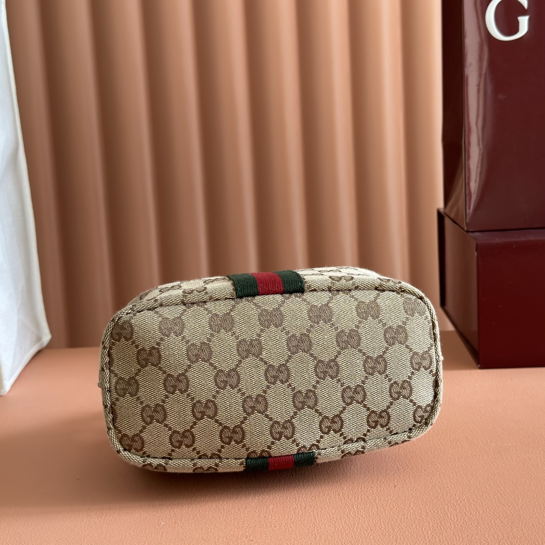 Gucci Vanity GG Supreme Beige crossbody everyday