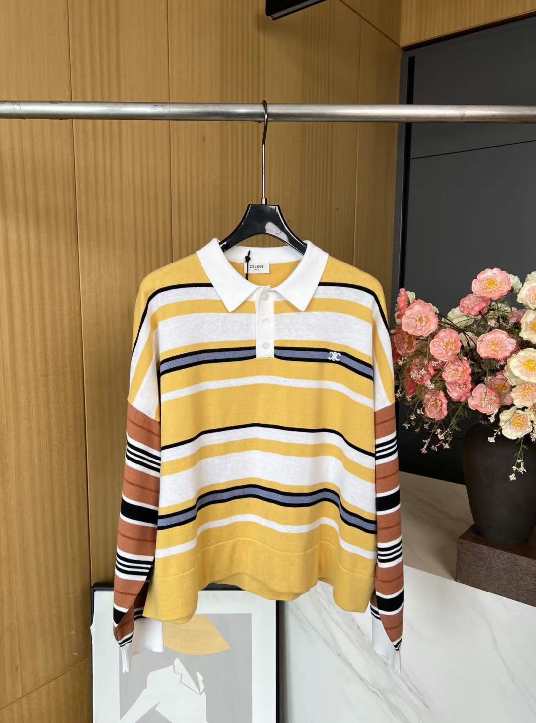 NO:456726,CELINE new autumn and winter style loose style POLO long-sleeved shirt, fresh contrasting stripes, classic contrasting color polo collar, age-reducing college style embroidery brand logo, loose style S M L,,celine,alexander wang19860909CELINE 秋冬新款 宽松版型POLO长袖衫、清新撞色条纹、经典撞色polo领 减龄学院风 刺绣品牌标识logo 、宽松版型 码数S M L,,celine,alexander wang,Women's clothing