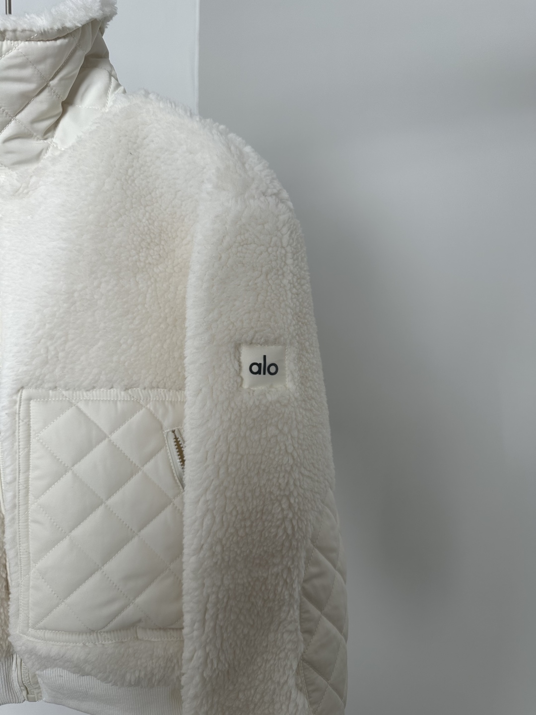 Alo Yoga Sherpa Edge Bomber Jacket - Cozy Fleece, Relaxed Fit, and Stylish Warmth 9 cmp i1757770054972 7868 0 8