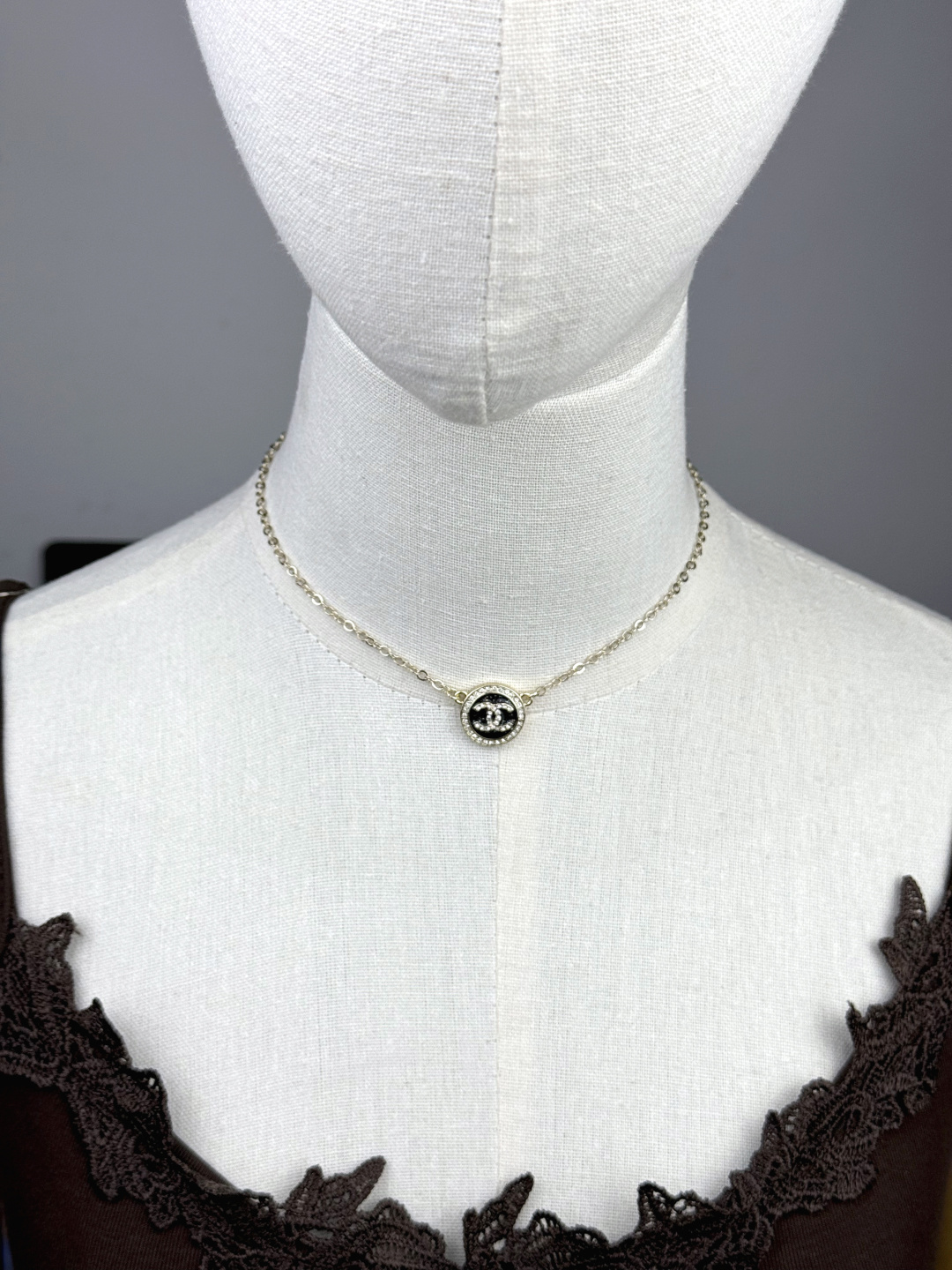 ¥118 
Ch@nel新款🆕 25A黑色细闪给 珐琅圆形项链