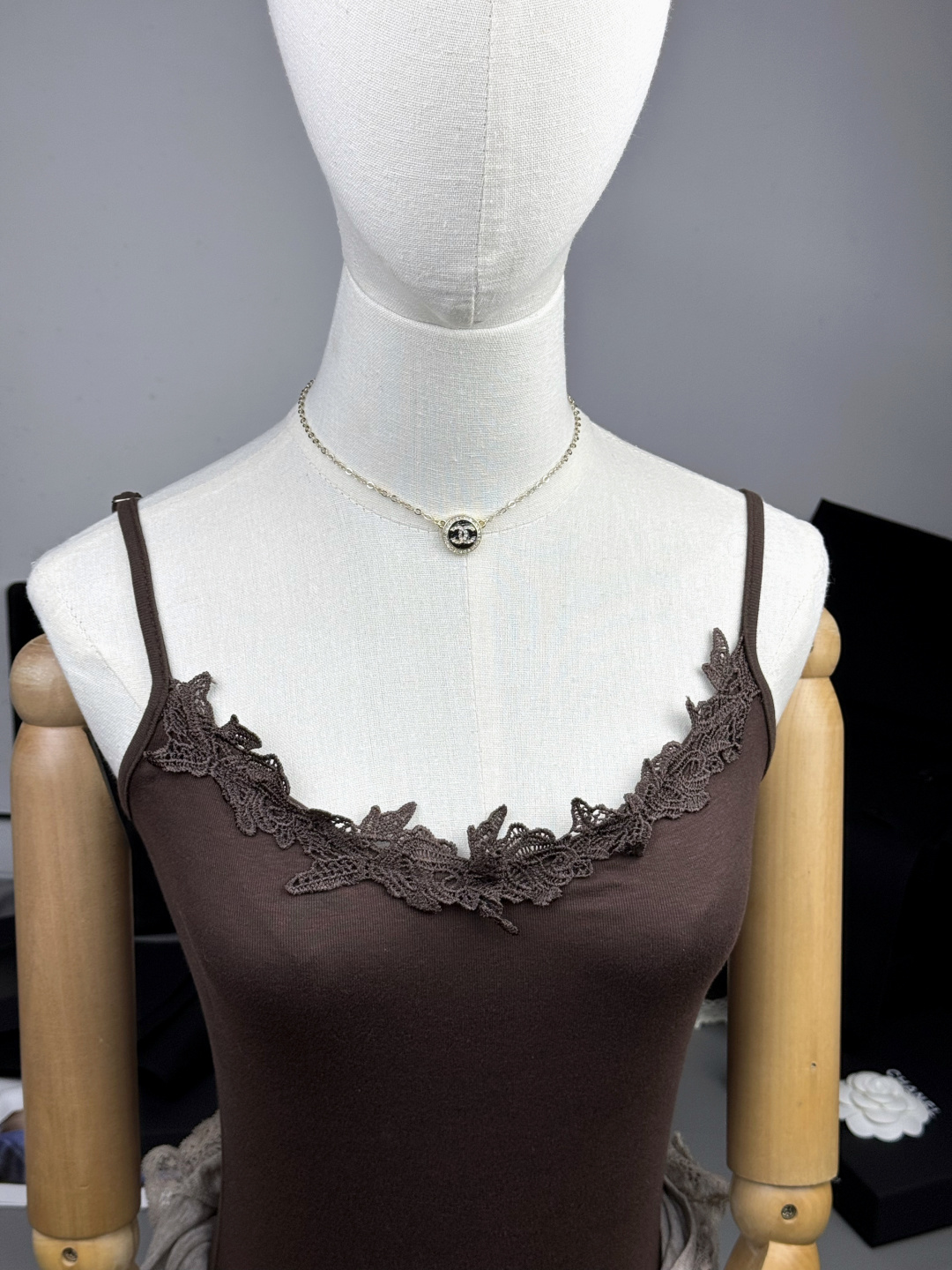 ¥118 
Ch@nel新款🆕 25A黑色细闪给 珐琅圆形项链