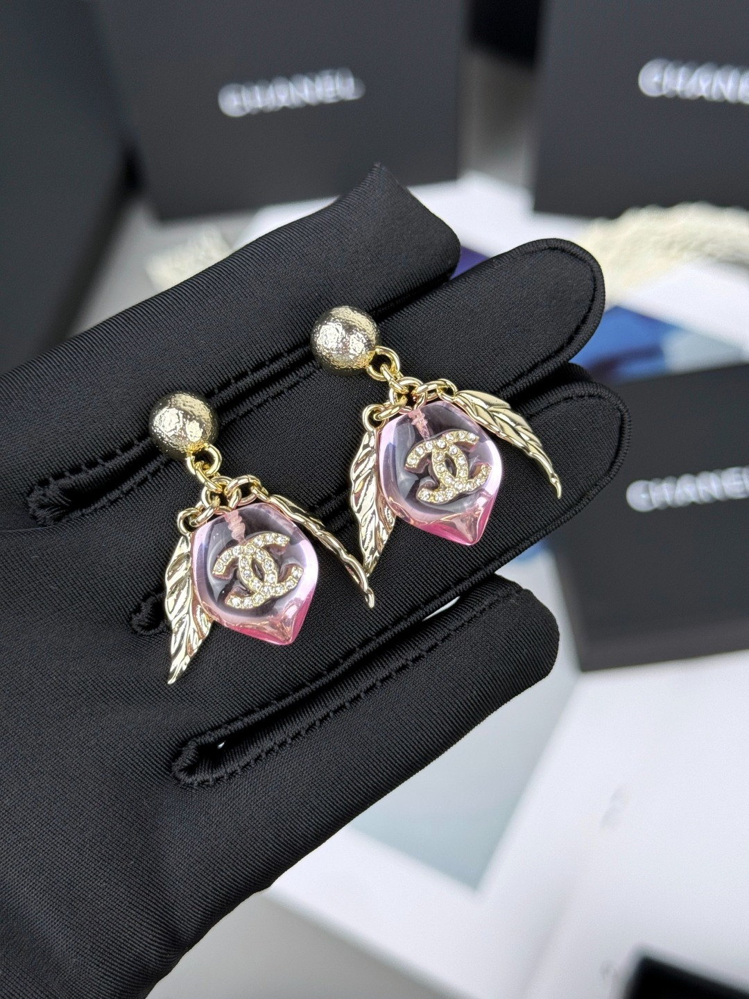 Boucles d'oreilles CHANEL rose résine pêche lettre C pendentif