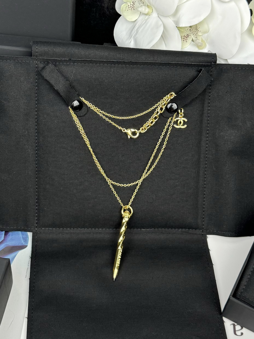 Collier long CHANEL crayon lettres