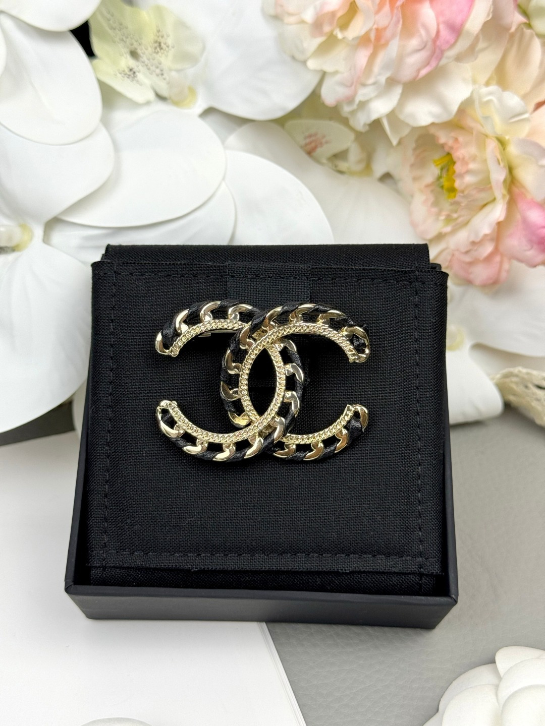 NO:677963,Ch@nel26C new black leather hollow brooch, Chanel brooch, chanel, brooch, breastpin19860909Ch@nel26C新款黑色穿皮镂空胸针,香奈儿胸针,chanel,brooch，breastpin,Jewelry