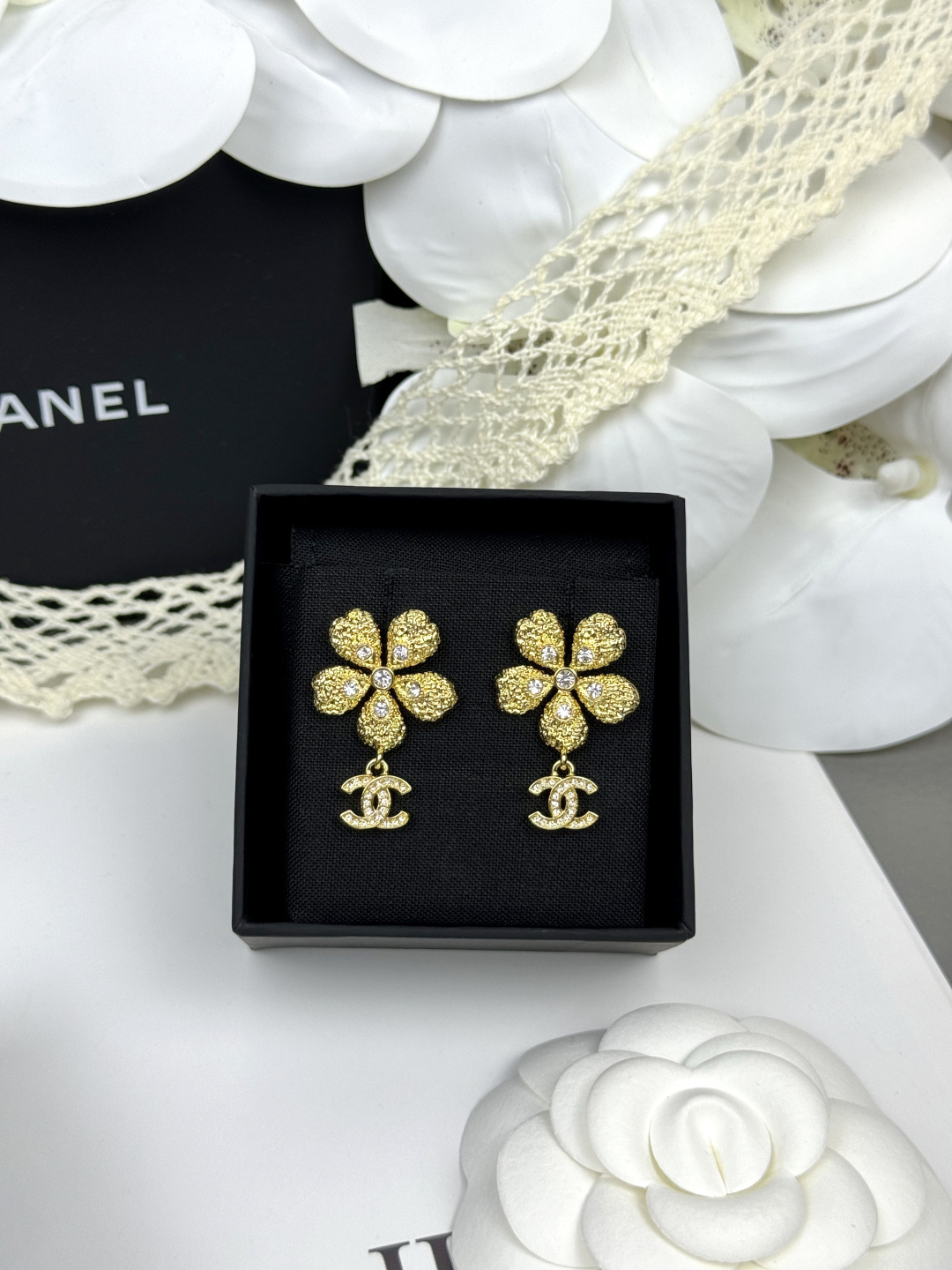 Boucles d'oreilles CHANEL dorées pétale double C pendentif