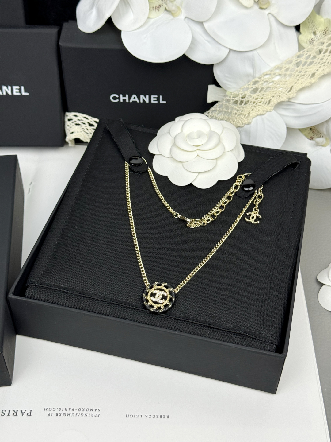 Collier CHANEL en cuir, forme ronde, ajouré