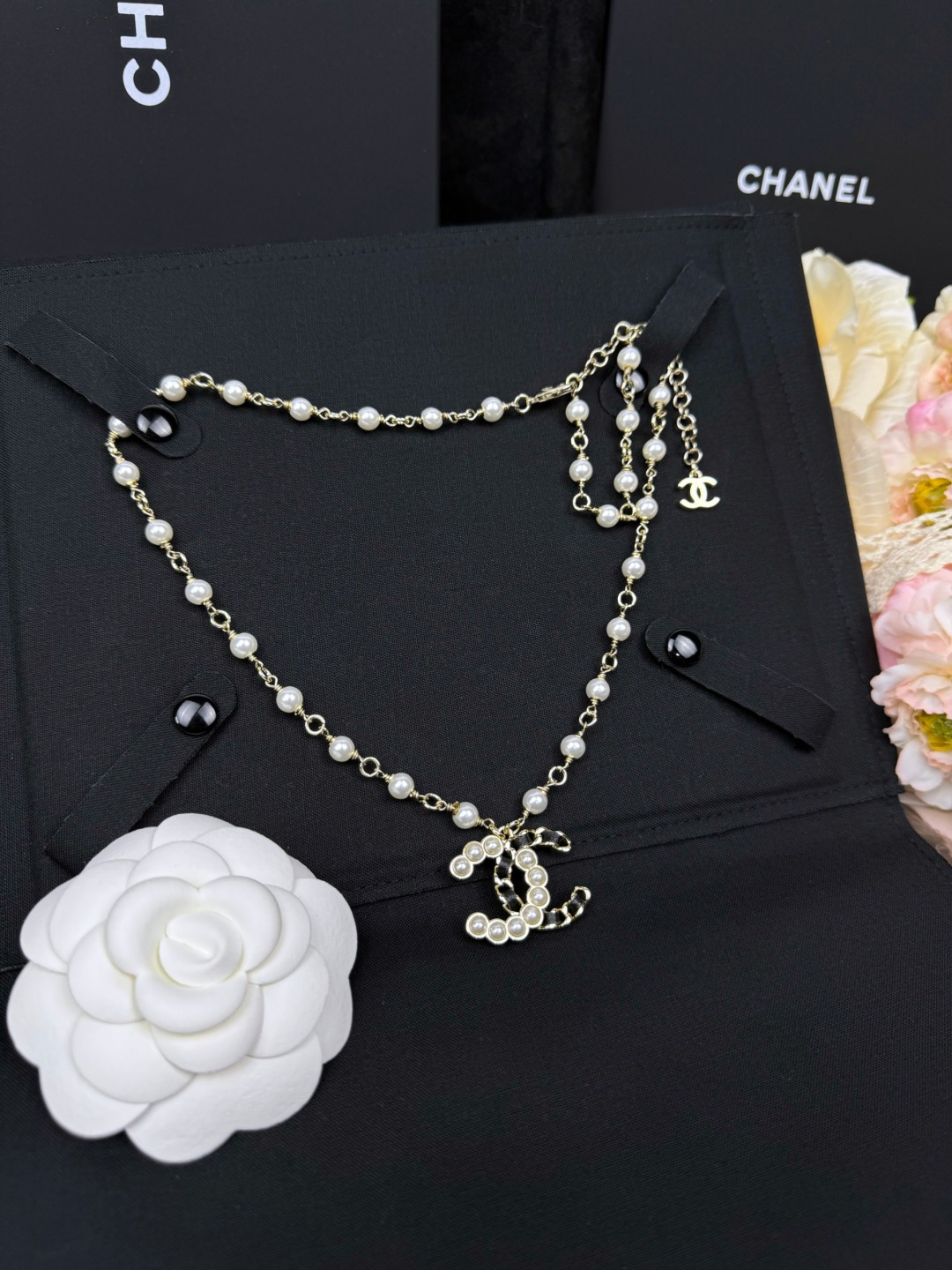 Collier CHANEL perles pendentif double C