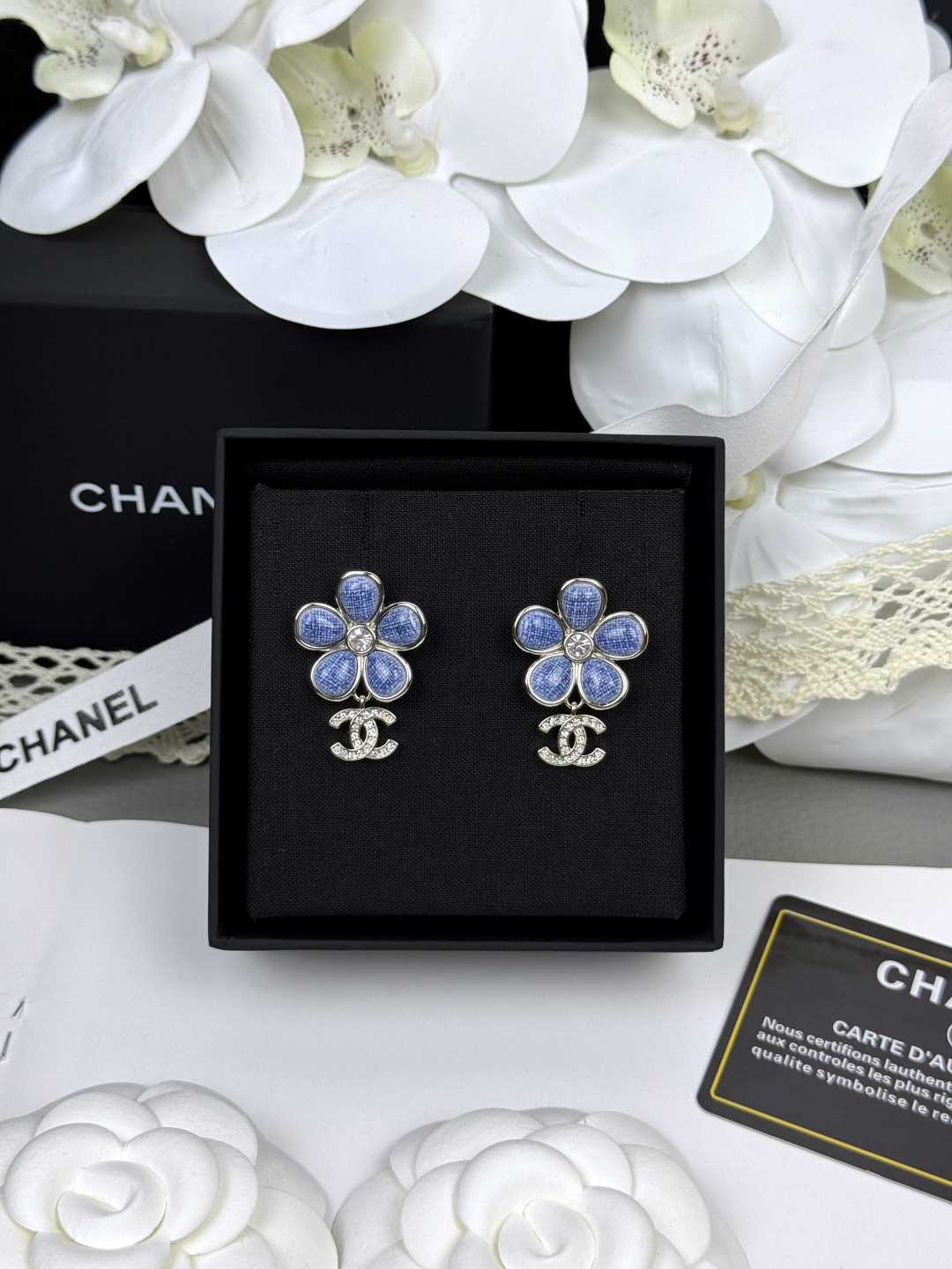CHANEL Boucles d'oreilles bleu résine fleur pendentif