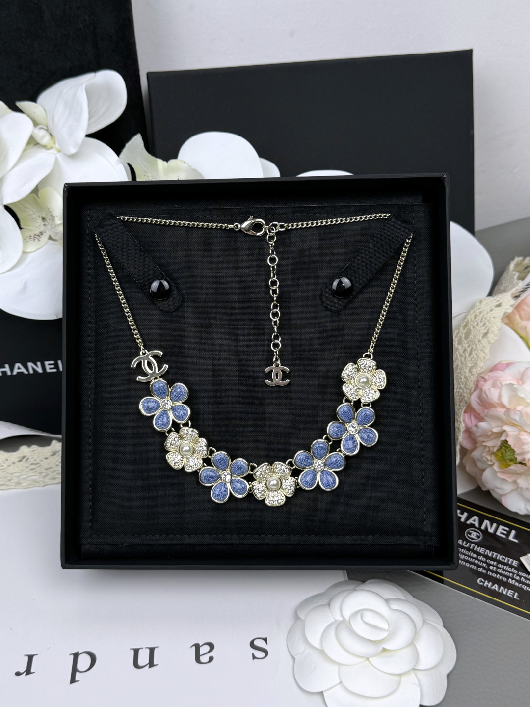 Collier CHANEL bleu denim fleur entièrement pavé de diamants