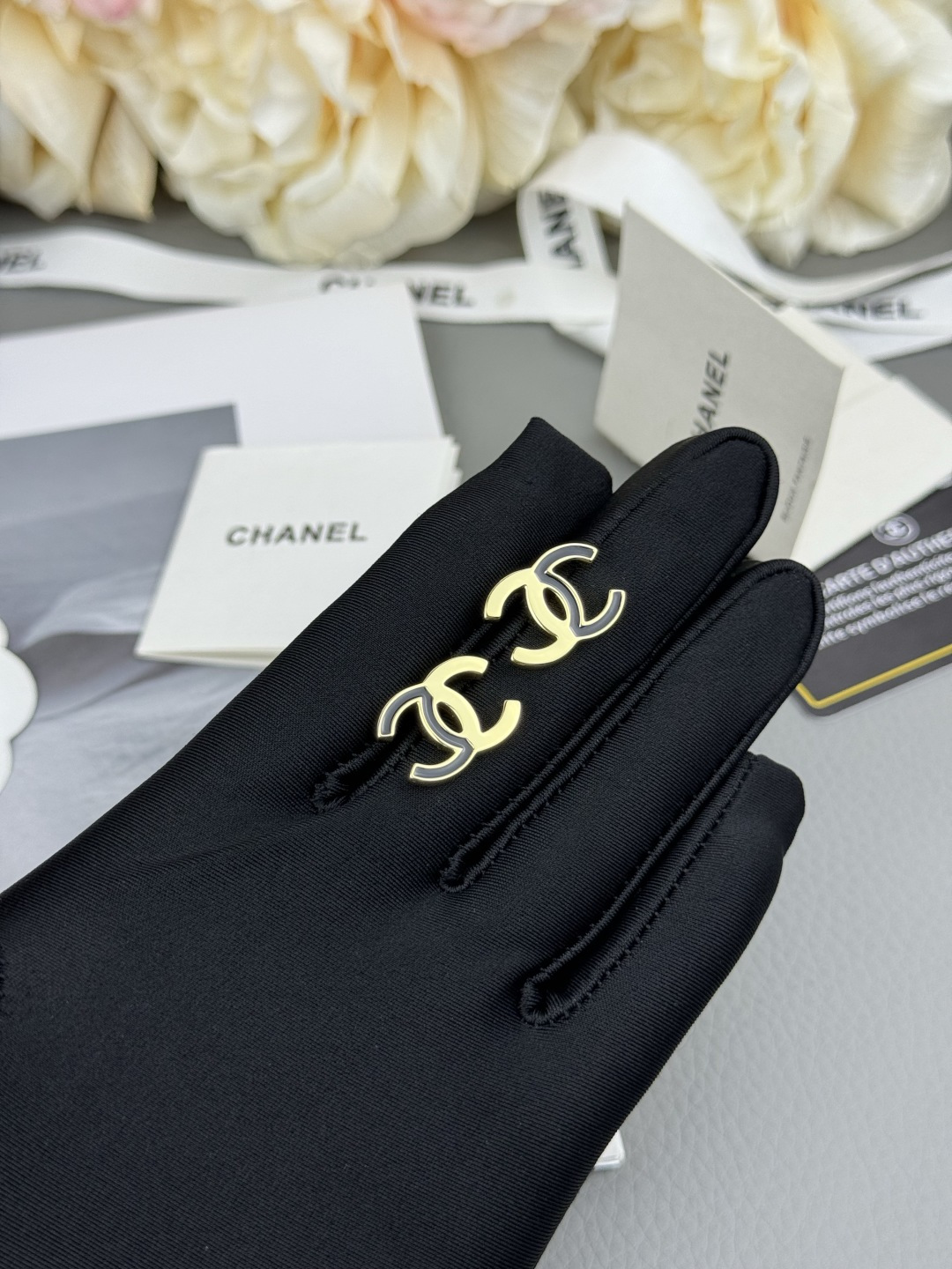 Boucles d'oreilles CHANEL noir émail double C