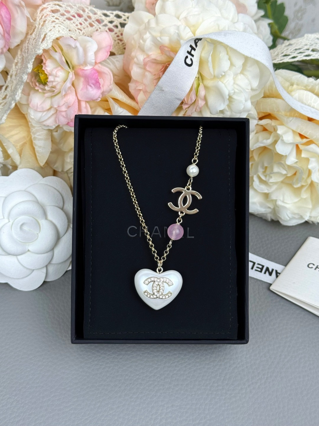 CHANEL ожерелье белая смола сердце двойная C с кристаллами
