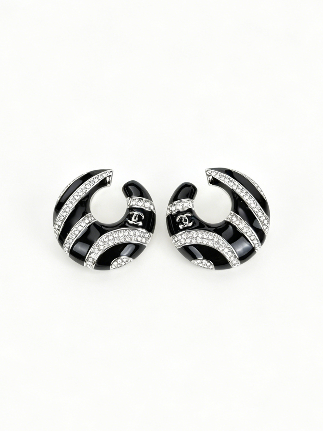 NO:921625,Ch@nel26A black enamel zebra pattern diamond round earrings, Chanel earrings, chanel, earrings19860909Ch@nel26A黑色珐琅斑马纹镶钻圆形耳环,香奈儿耳钉,chanel,earrings,Jewelry