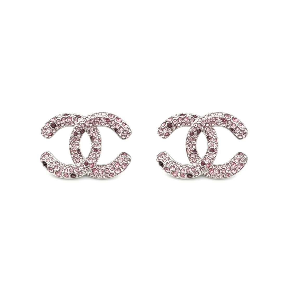 CHANEL boucles d'oreilles clous rose strass double C