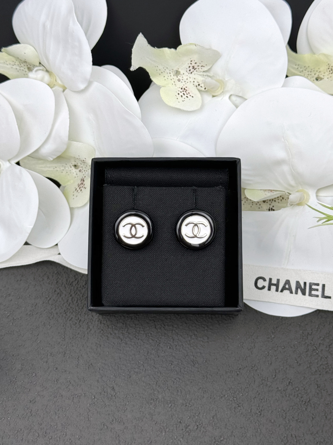 NO:921699,Xiaoxiang's new black and white button round resin earrings, Chanel earrings, chanel, earrings19860909小香新款 黑白纽扣圆形 树脂 耳钉 耳环,香奈儿耳钉,chanel,earrings,Jewelry