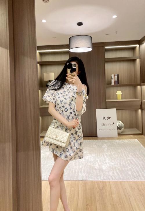 Elegant One-Shoulder Printed Mini Dress with Chain Detail - Stylish & Chic 1 Elegant One-Shoulder Printed Mini Dress with Chain Detail - Stylish & Chic