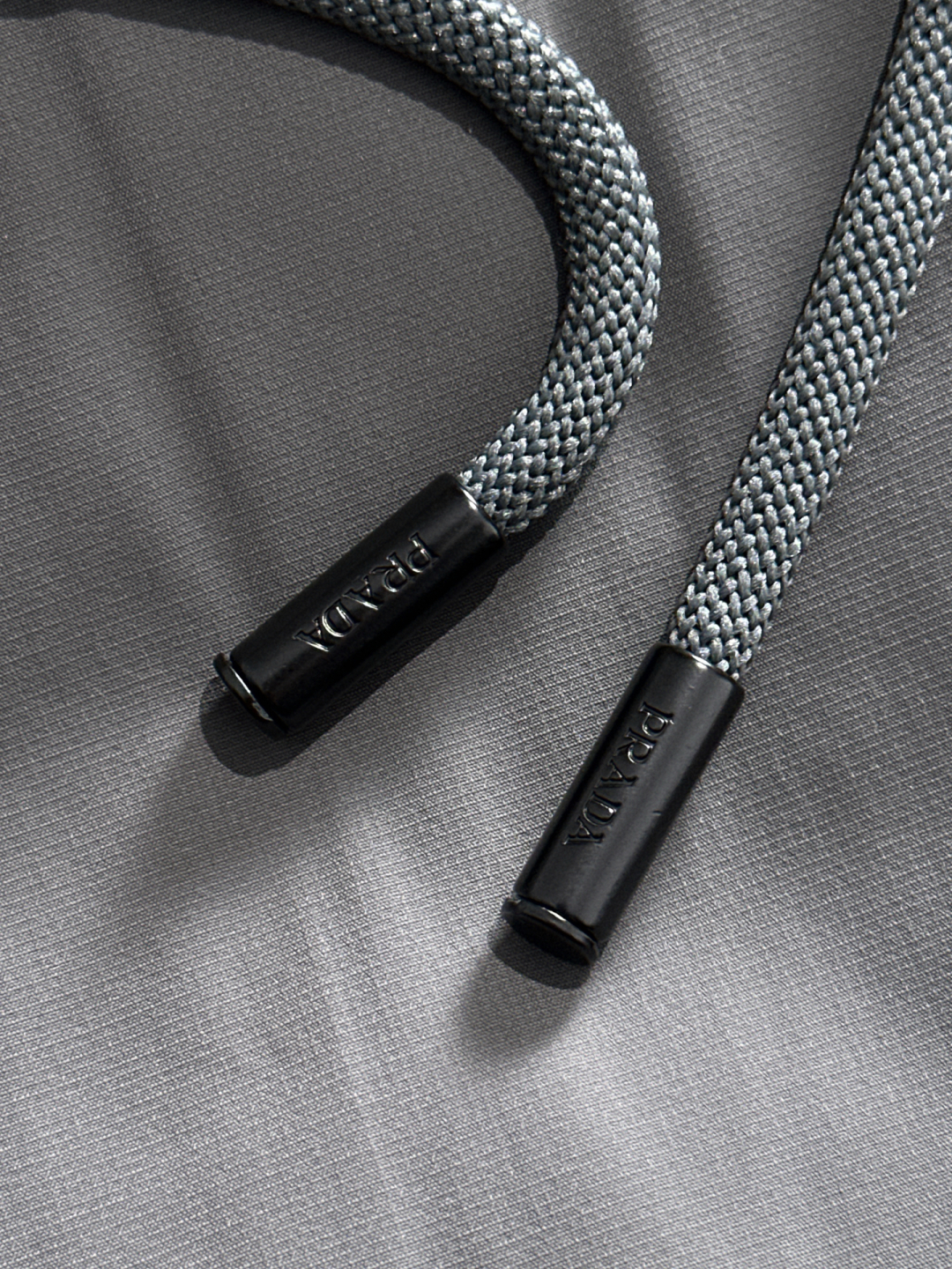   PRADA 🇫🇷2025新款休闲裤！官网同步发售。品牌经典LOGO休闲裤，定制面料，舒适度极好，手触