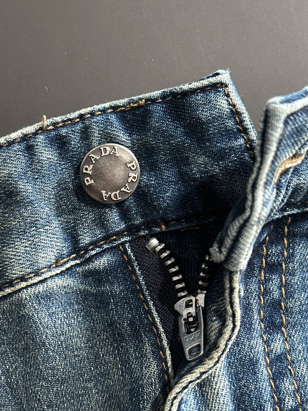  PRADA 🇫🇷 2025🔥🔥新款现货上市，原单爆款牛仔裤👖超级定制款，原版五金，超级重工工艺，版型超