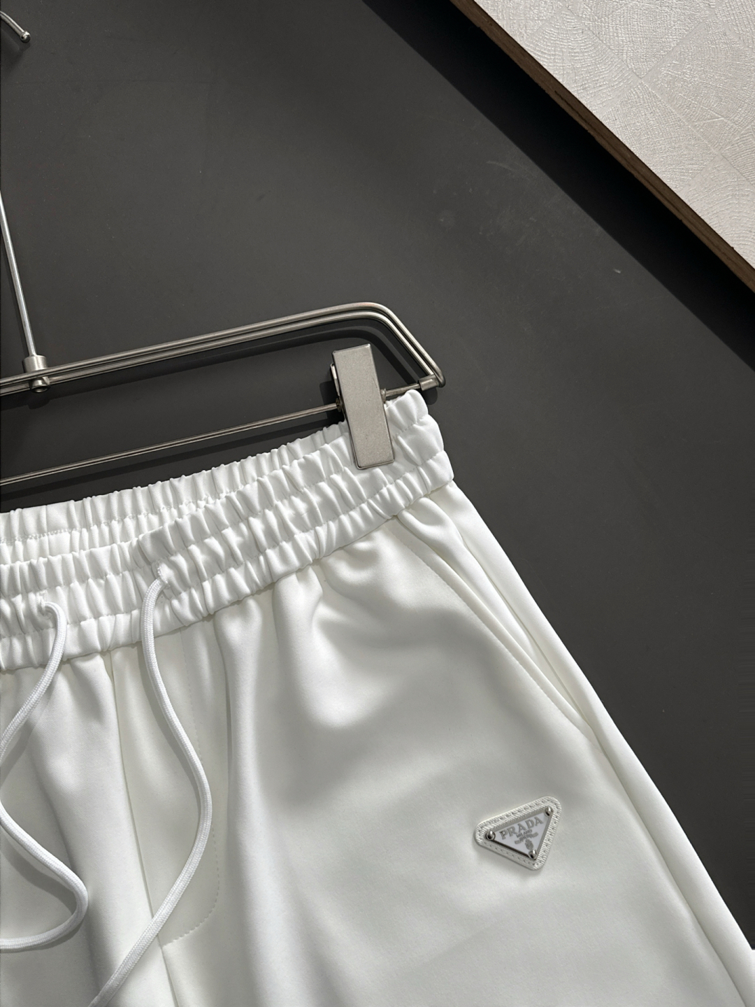 “PRAD 25SS Summer Shorts: High-Bullet Tampons, Fashion Comfort, Classic Logo, Hardware Detail” - 图片 4