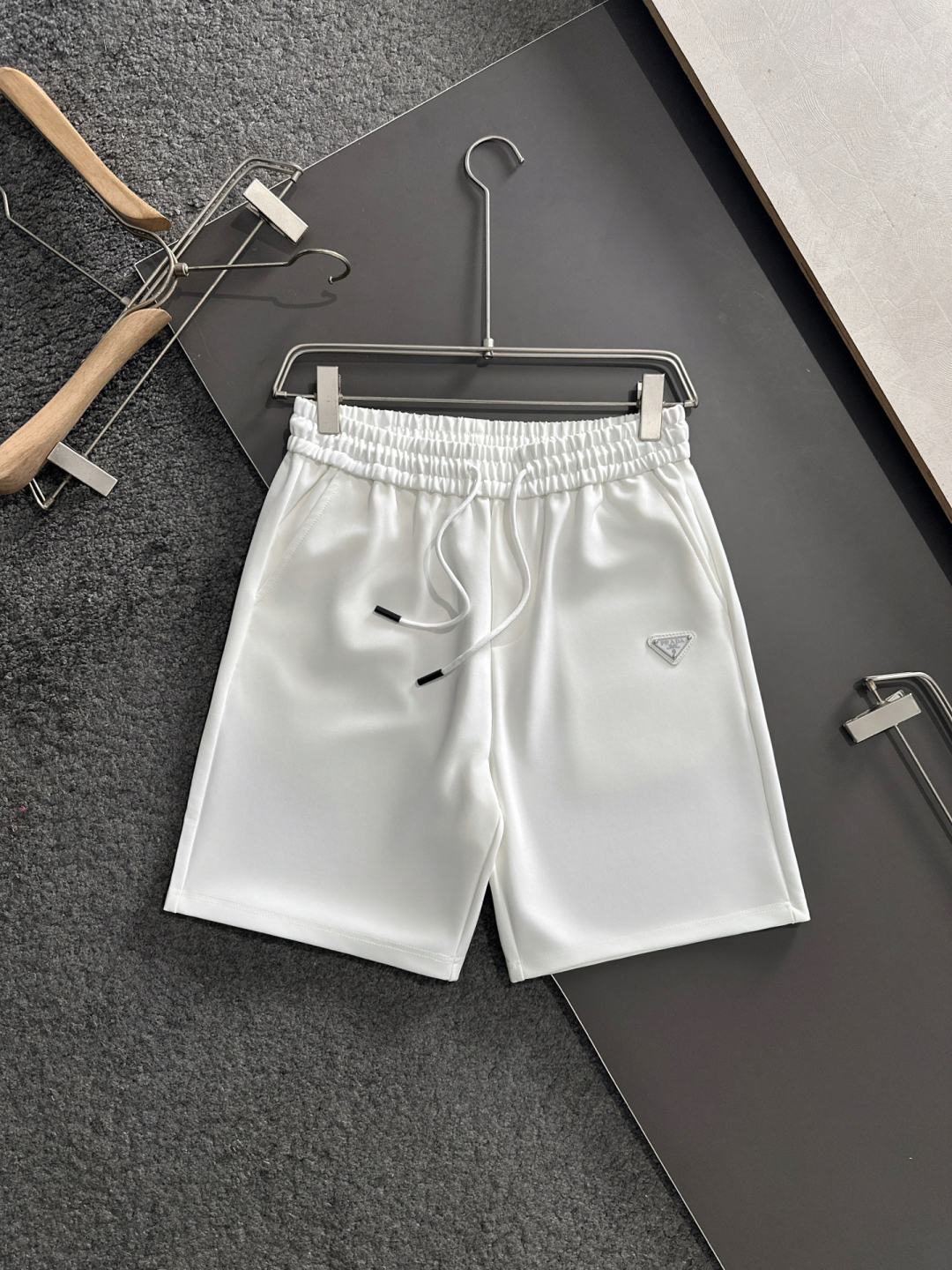 “PRAD 25SS Summer Shorts: High-Bullet Tampons, Fashion Comfort, Classic Logo, Hardware Detail” - 图片 1