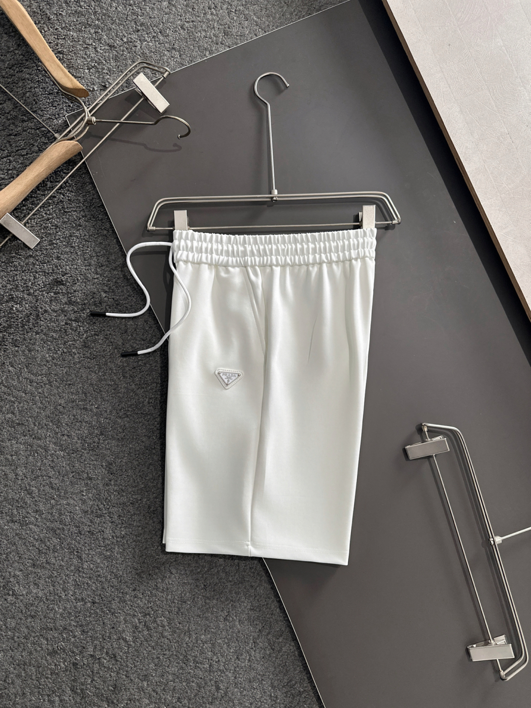 “PRAD 25SS Summer Shorts: High-Bullet Tampons, Fashion Comfort, Classic Logo, Hardware Detail” - 图片 3